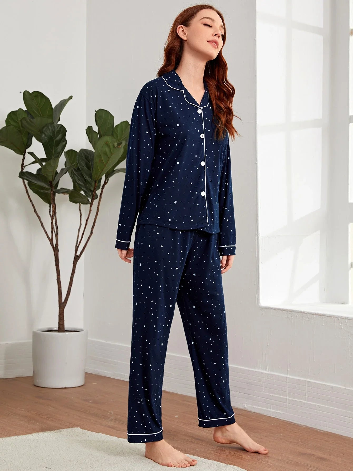 Conjunto de Pijama / Pijama com Estampa Galáxia e Barrado Contrastante