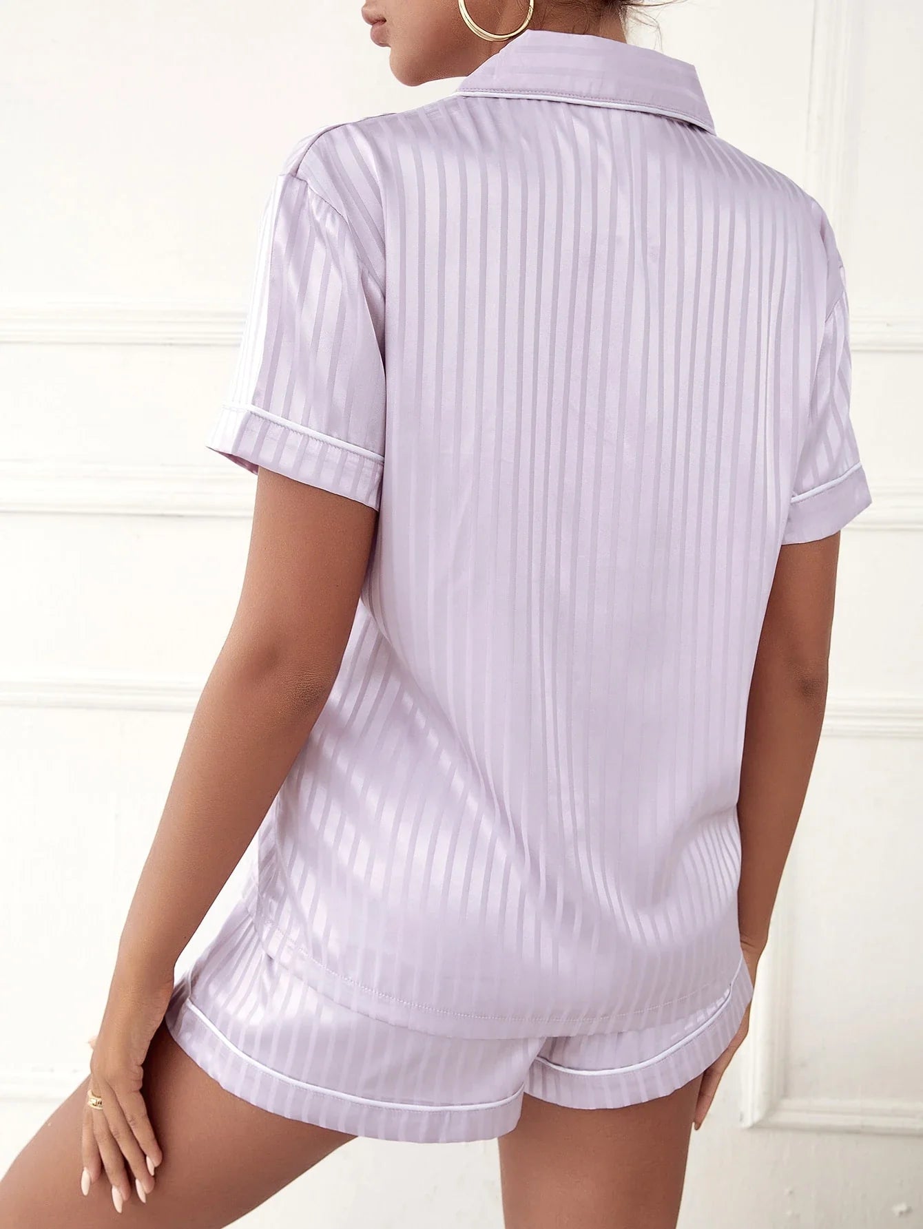 CoupledUp Conjunto de Pijama Listrado com Botões na Frente em Cetim, Conjunto Branco