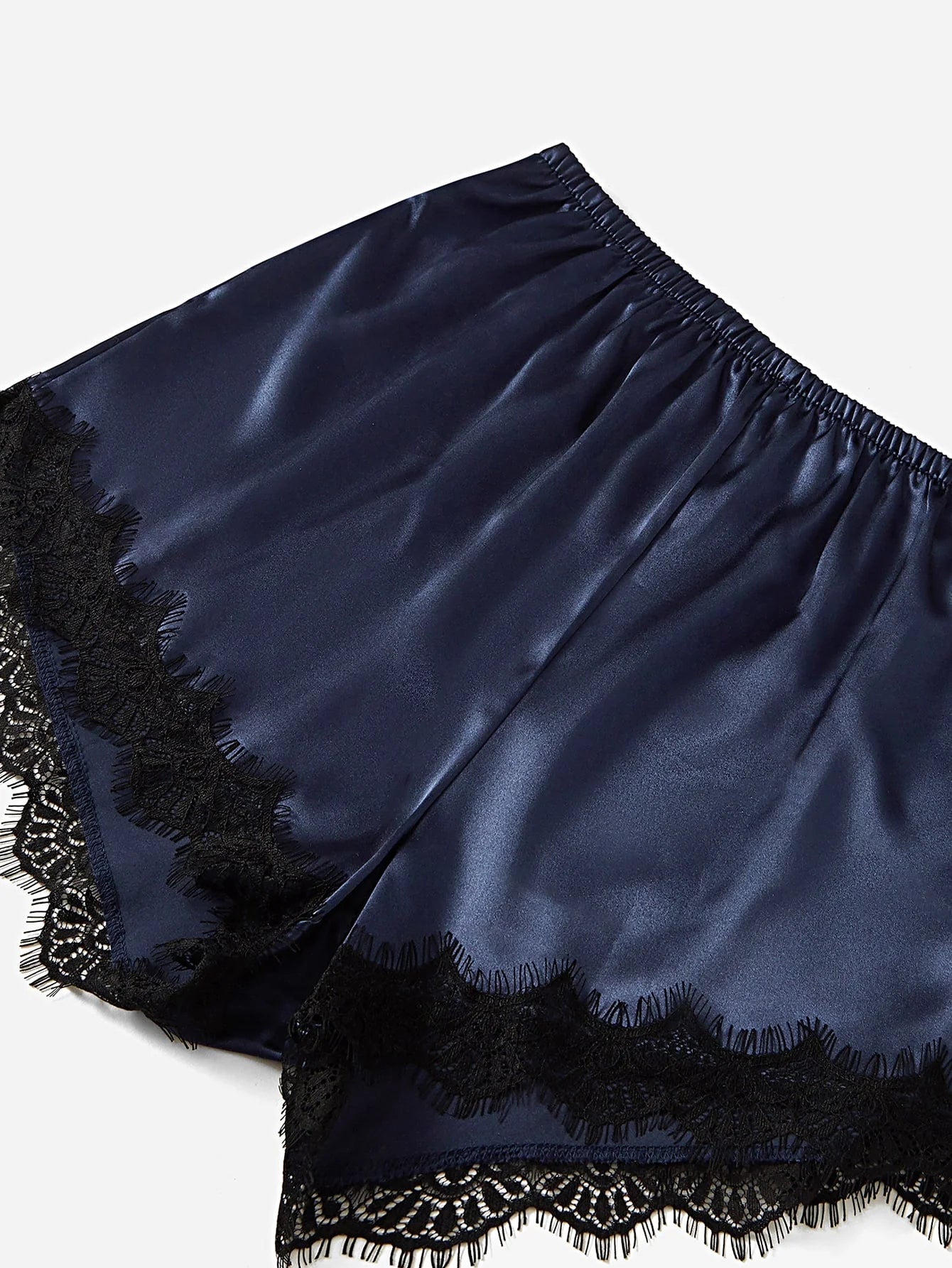 Conjunto de Pijama com Top Camiseta e Shorts em Cetim com Renda