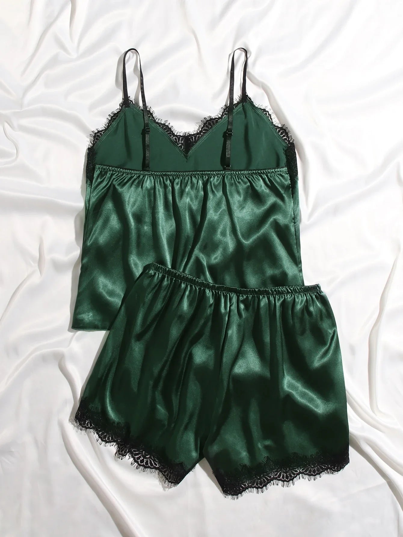 Conjunto de Pijama com Top Camiseta e Shorts em Cetim com Renda