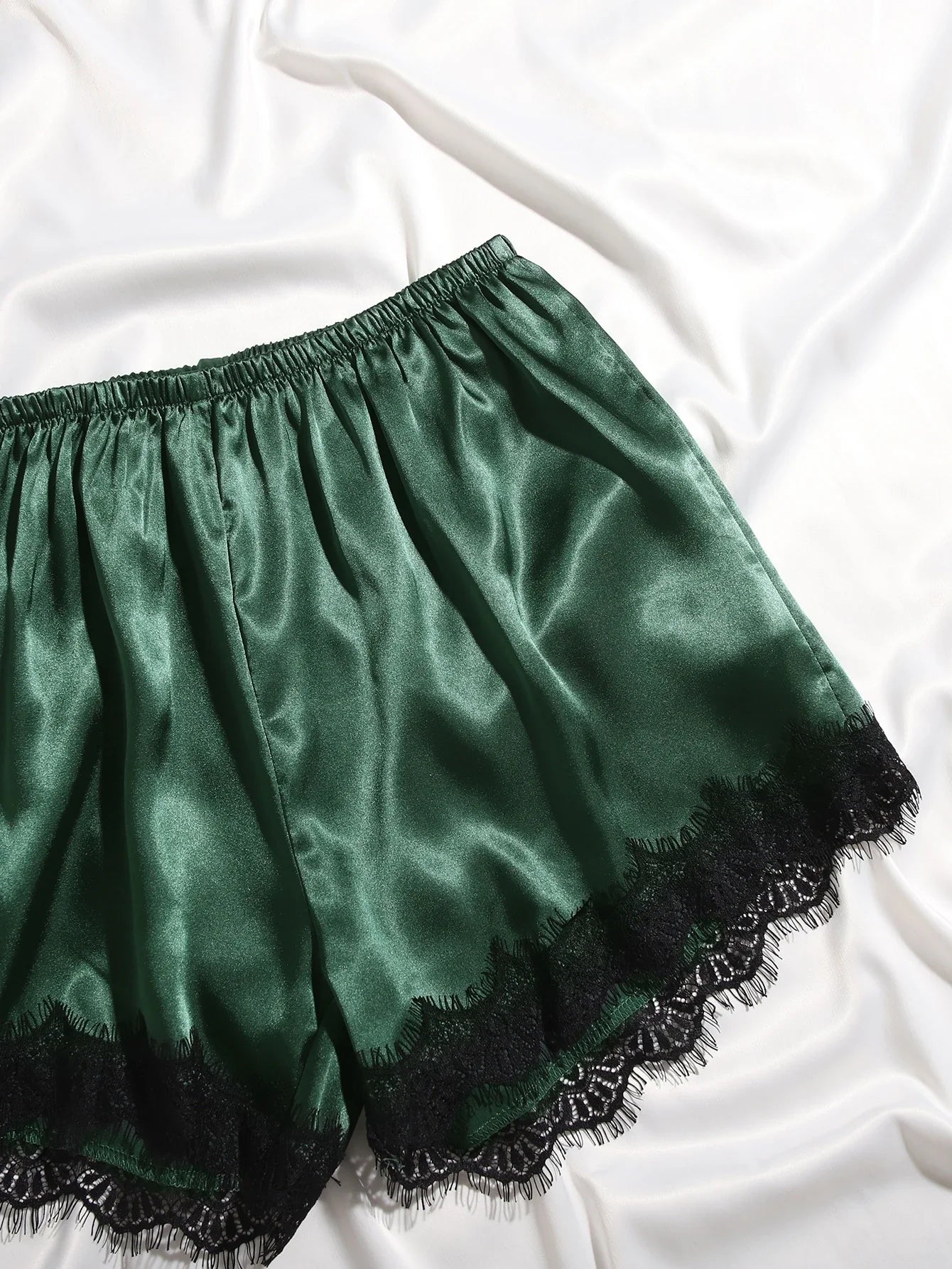 Conjunto de Pijama com Top Camiseta e Shorts em Cetim com Renda