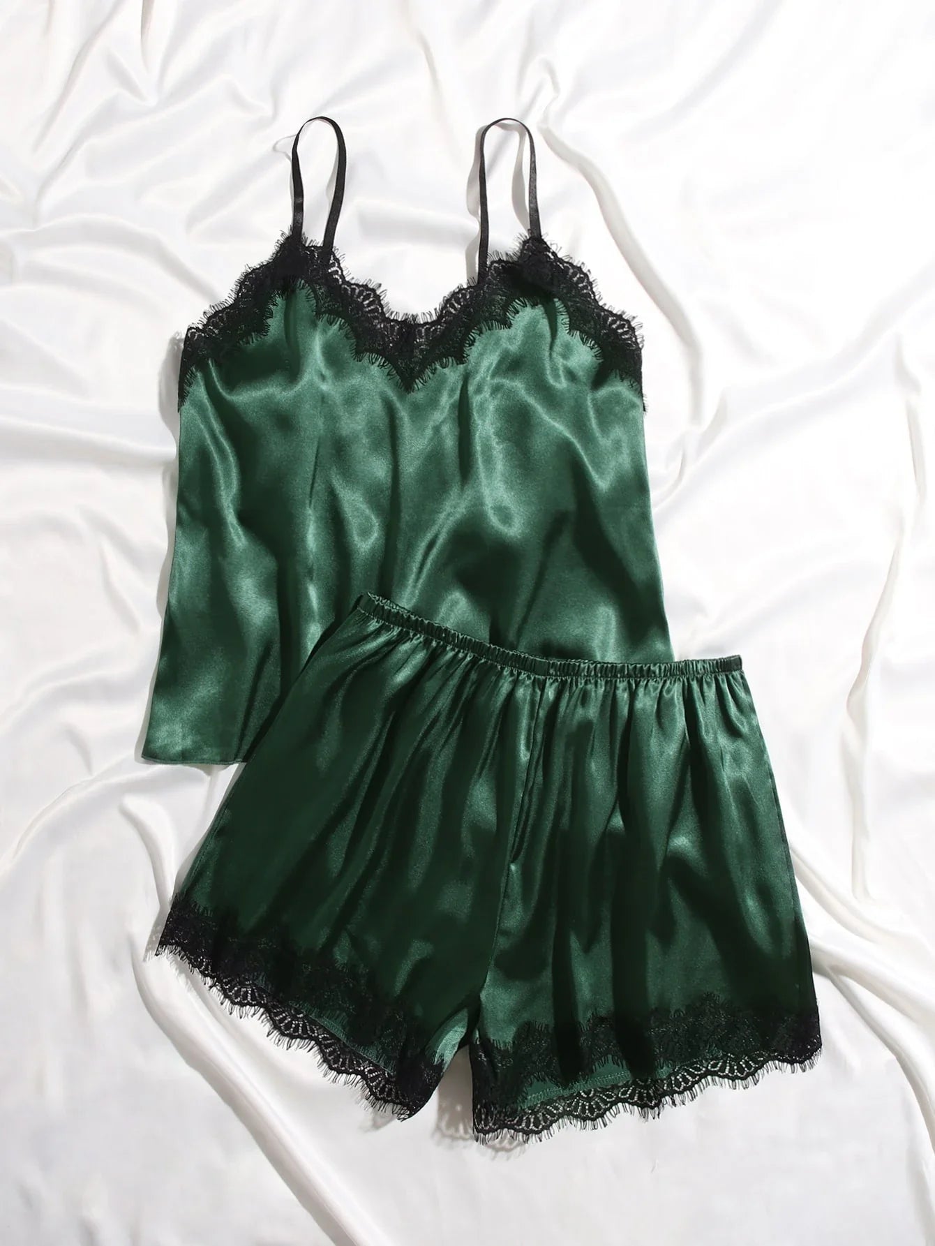 Conjunto de Pijama com Top Camiseta e Shorts em Cetim com Renda