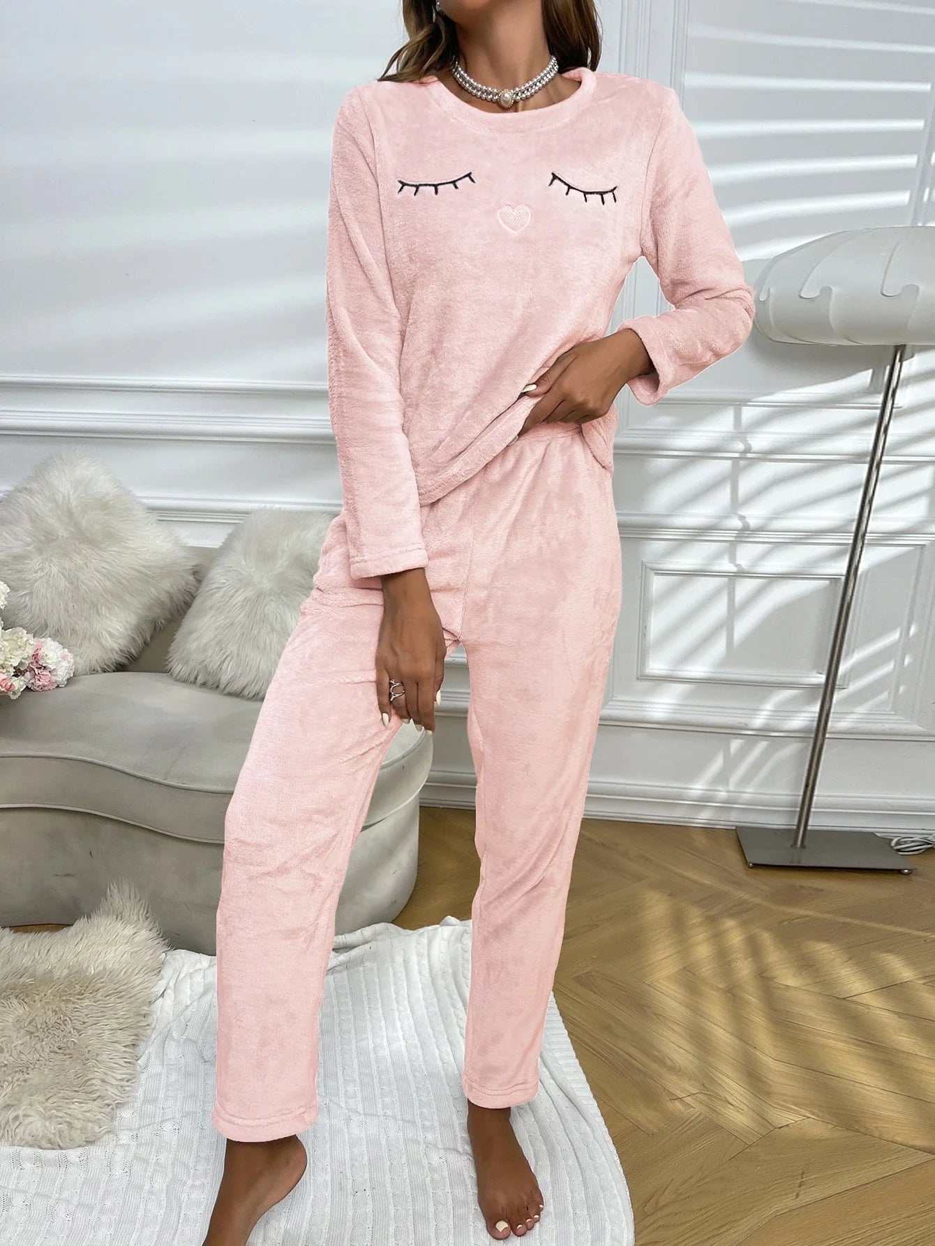 Conjunto de Pijama Flanelado com Bordado de Cílios e Corações