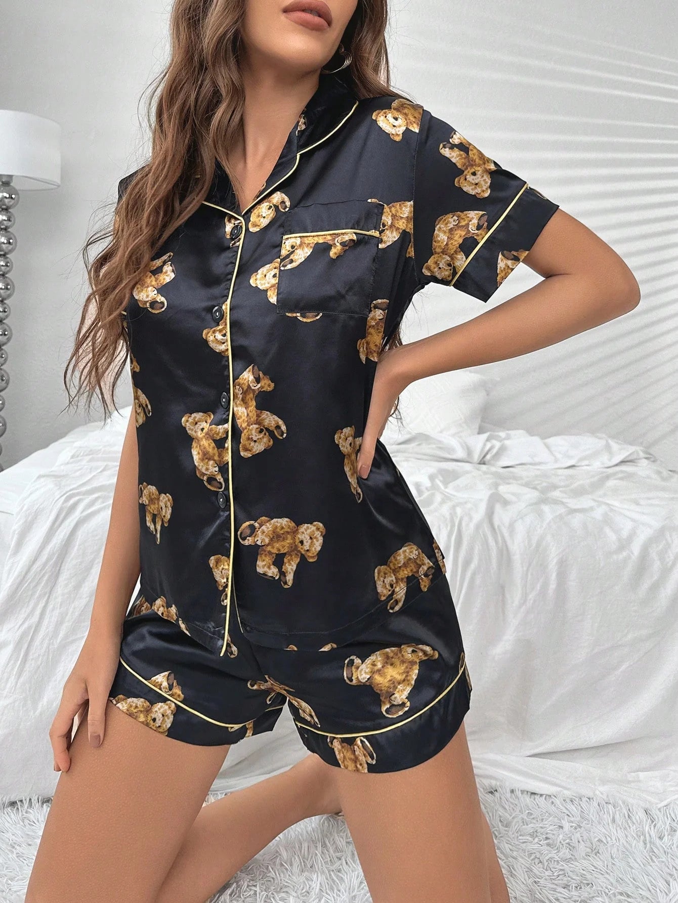 CoupledUp Conjunto de Pijama com Estampa de Urso e Vivo em Contraste em Cetim