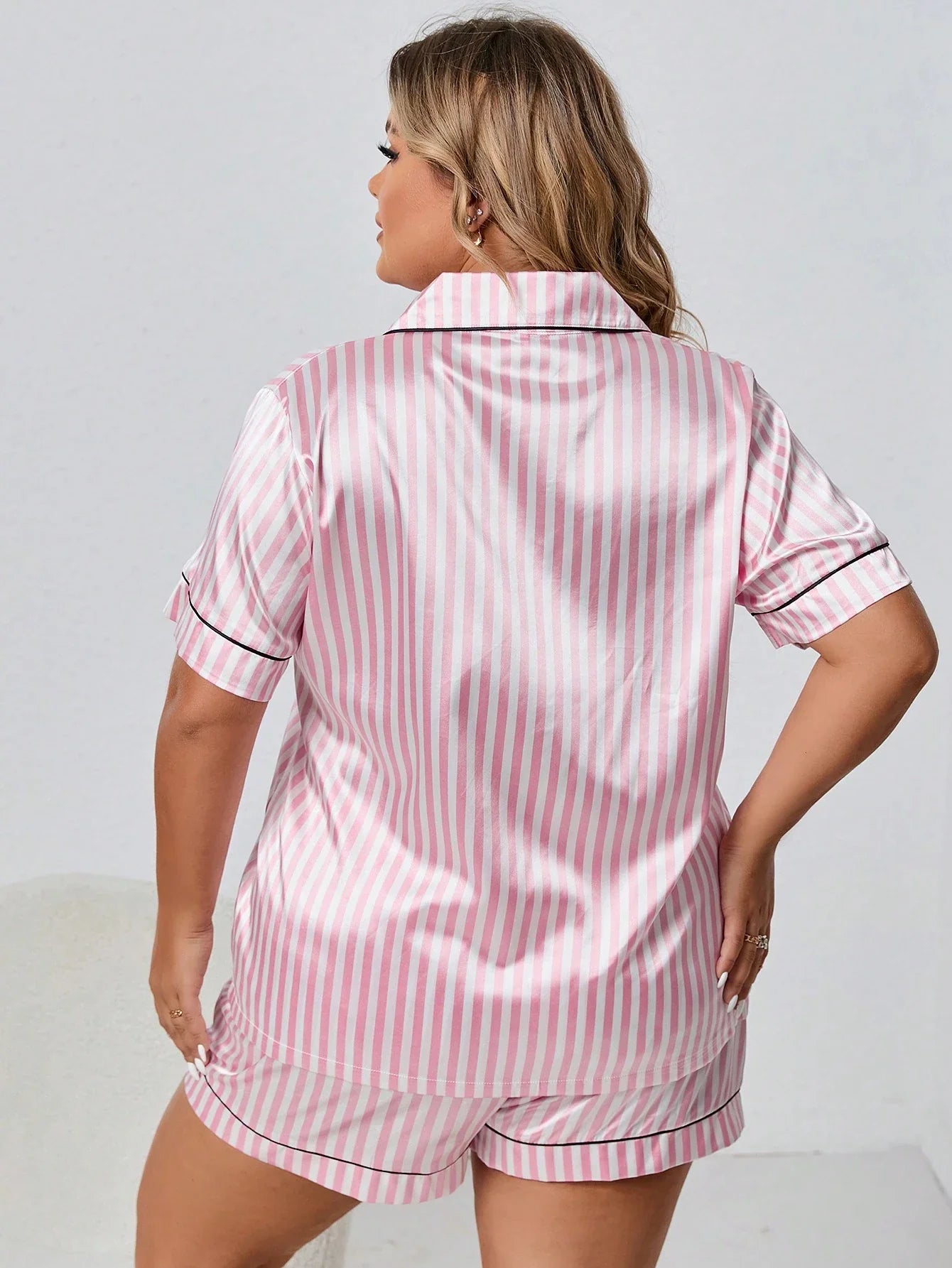 Conjunto de Pijama/Pijama de Cetim com Piping Contrastante Listrado