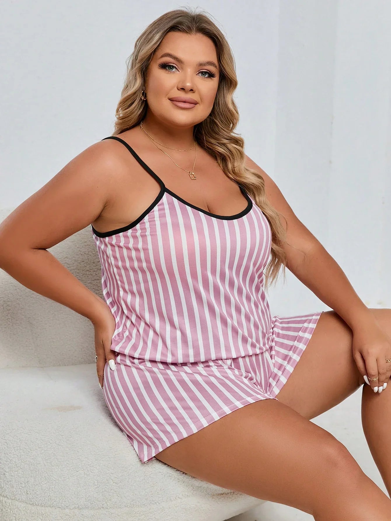 Conjunto de Pijama com Estampa de Listra e Acabamento em Contraste