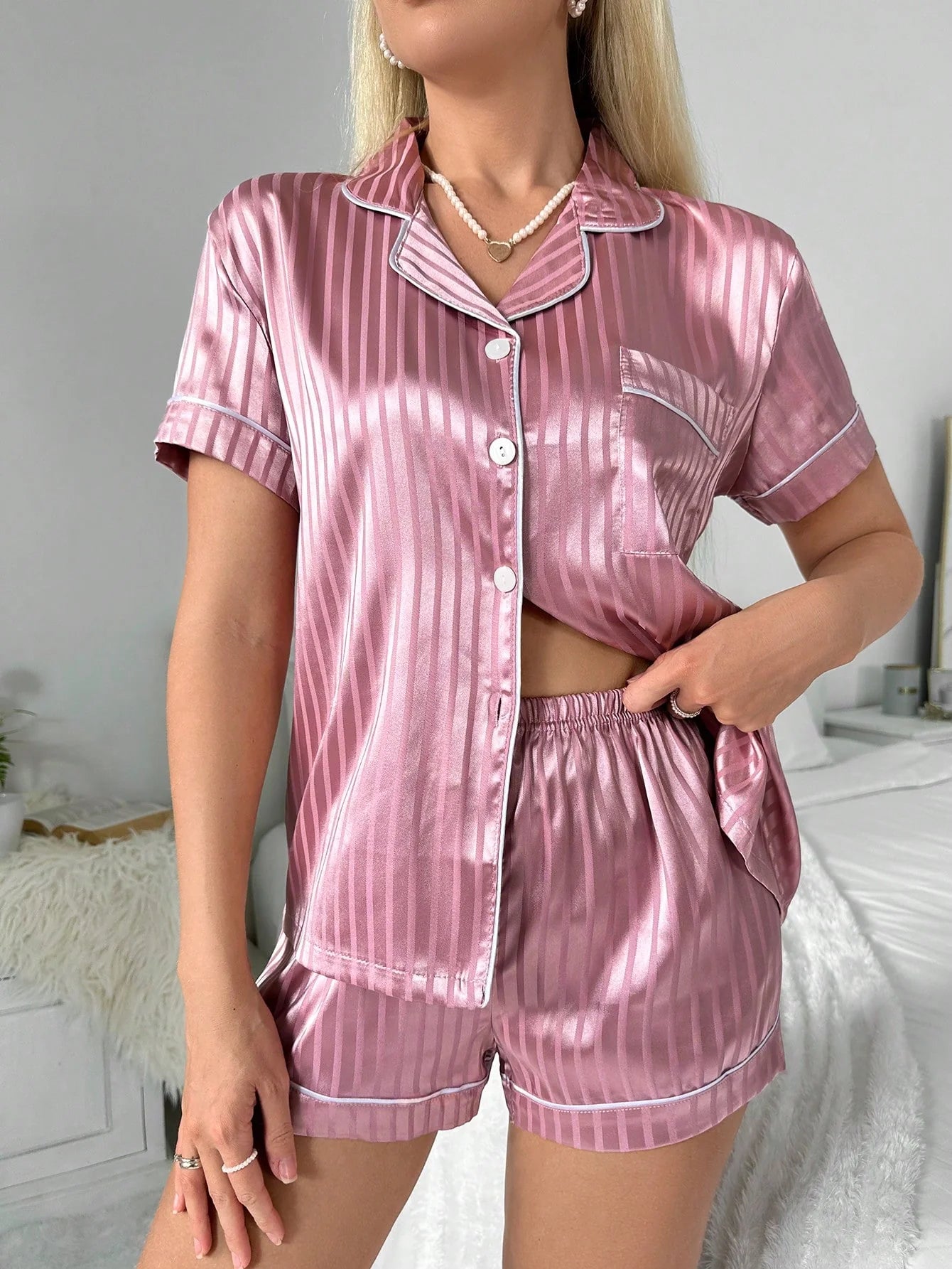 CoupledUp Conjunto de Pijama Listrado com Botões na Frente em Cetim, Conjunto Branco