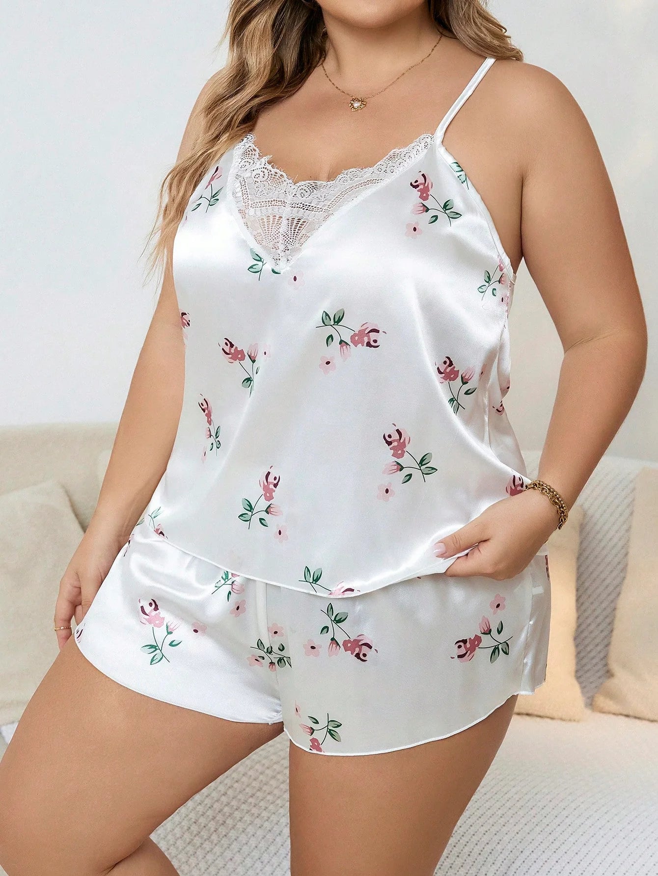 Conjunto de Pijama com Estampa Floral Contrastante em Renda e Cetim, Conjunto Branco
