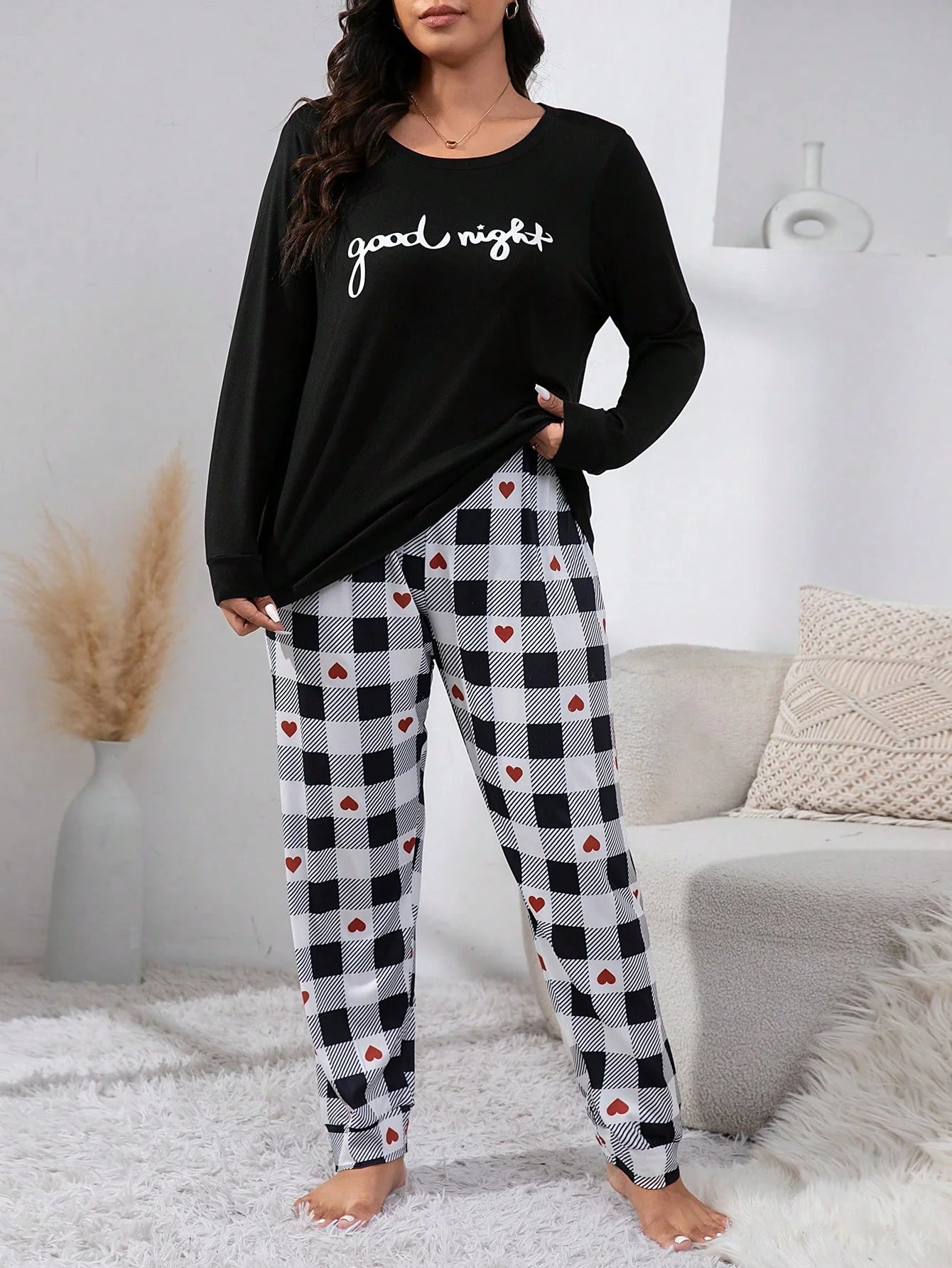 Conjunto de Pijama com Camiseta Estampada com Gráfico de Letra Plus e Calça Estampada com Coração e Xadrez