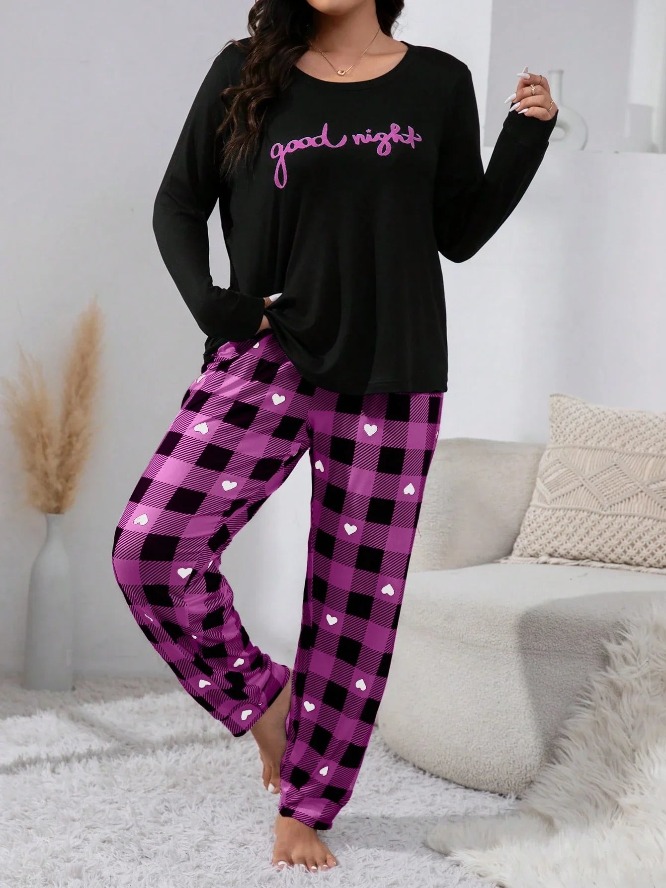 Conjunto de Pijama com Camiseta Estampada com Gráfico de Letra Plus e Calça Estampada com Coração e Xadrez