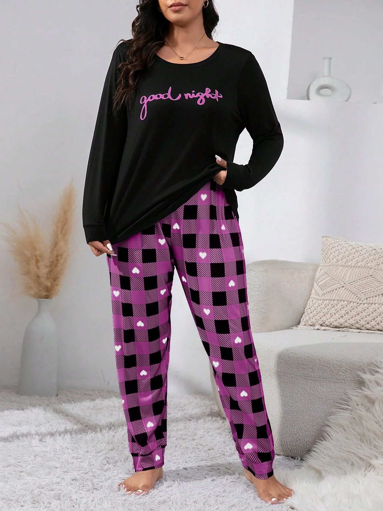 Conjunto de Pijama com Camiseta Estampada com Gráfico de Letra Plus e Calça Estampada com Coração e Xadrez