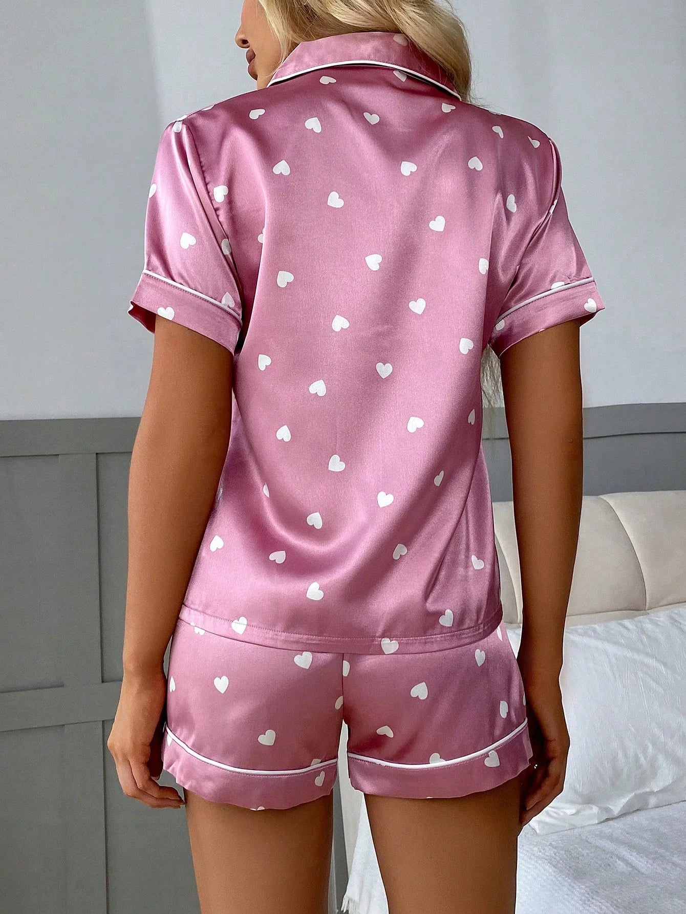 Conjunto de Pijama de Shorts de Manga Curta com Estampa de Coração em Seda Sintética