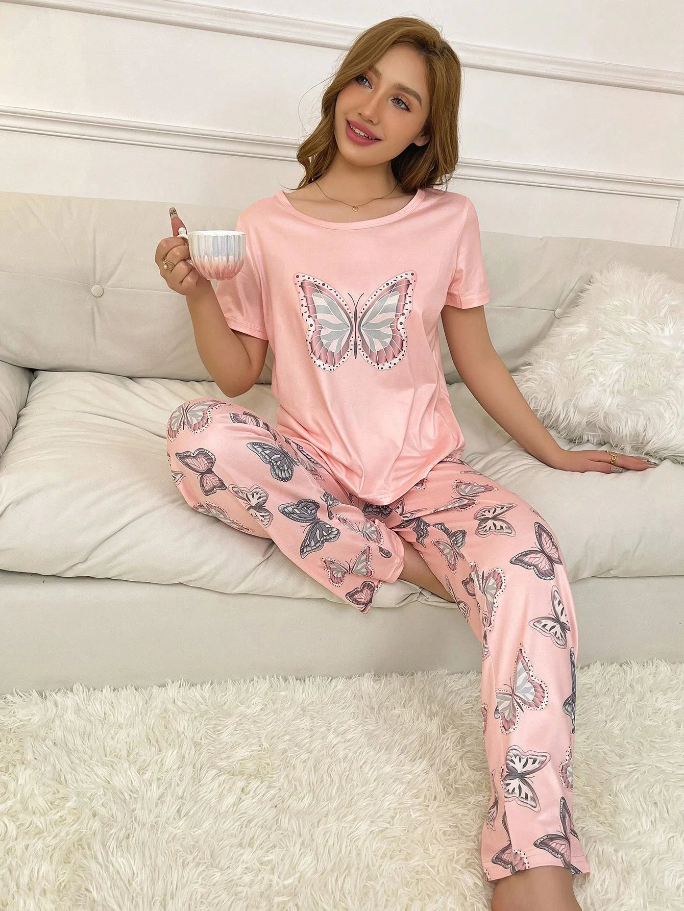 Conjunto de Pijama com Estampa de Borboleta de Manga Curta e Calça Longa Fashionable para Mulheres