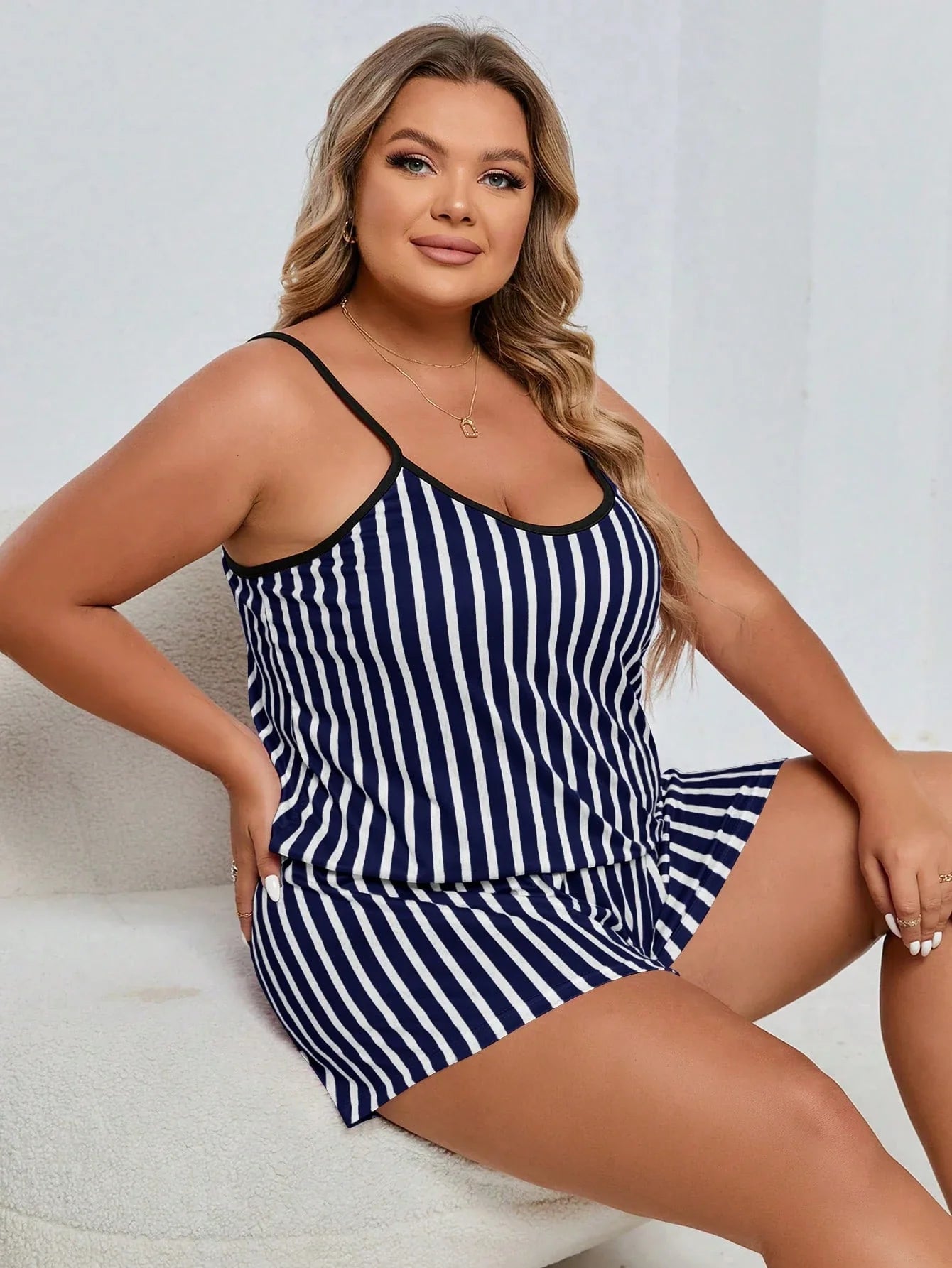 Conjunto de Pijama com Estampa de Listra e Acabamento em Contraste