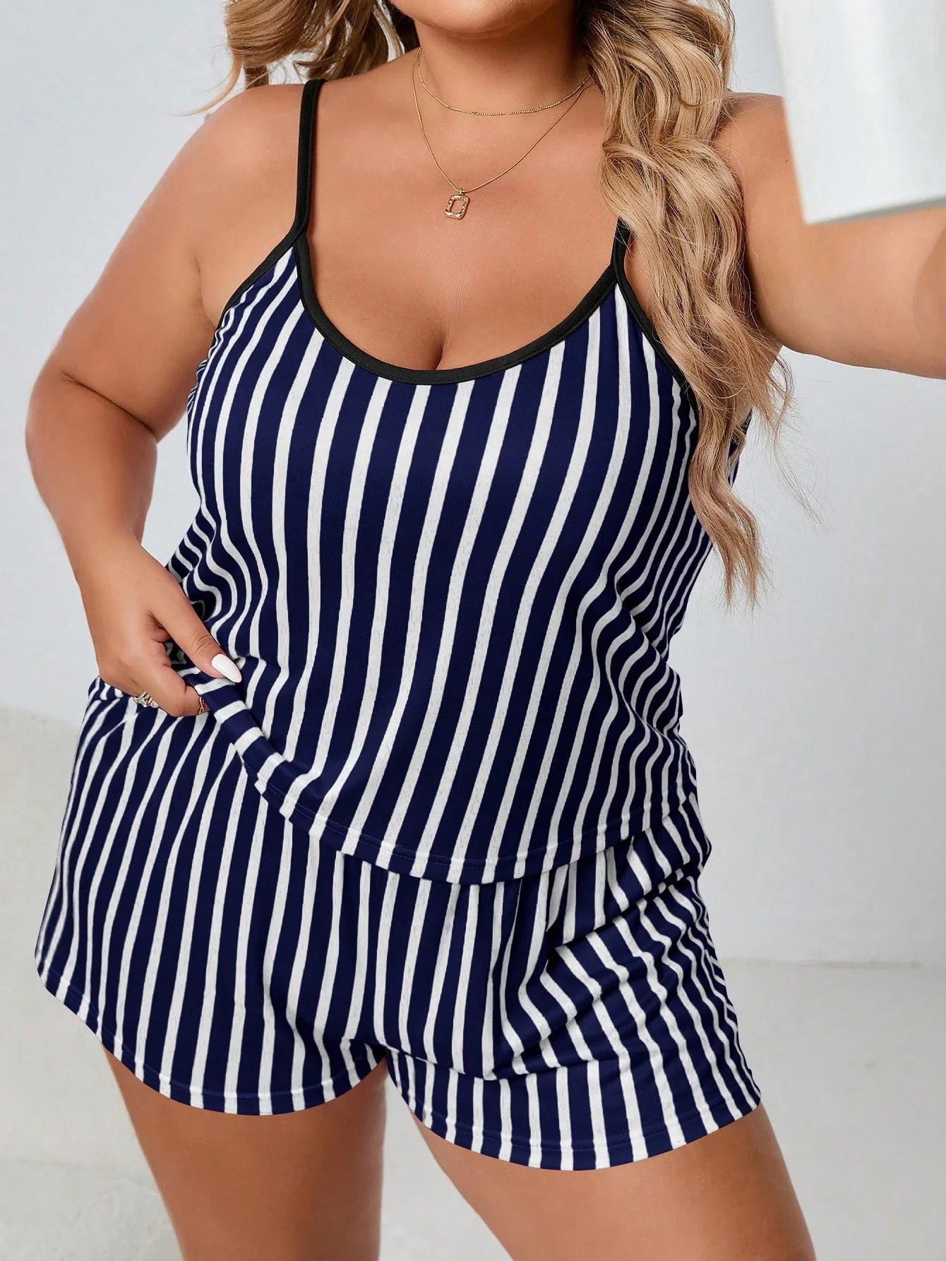 Conjunto de Pijama com Estampa de Listra e Acabamento em Contraste