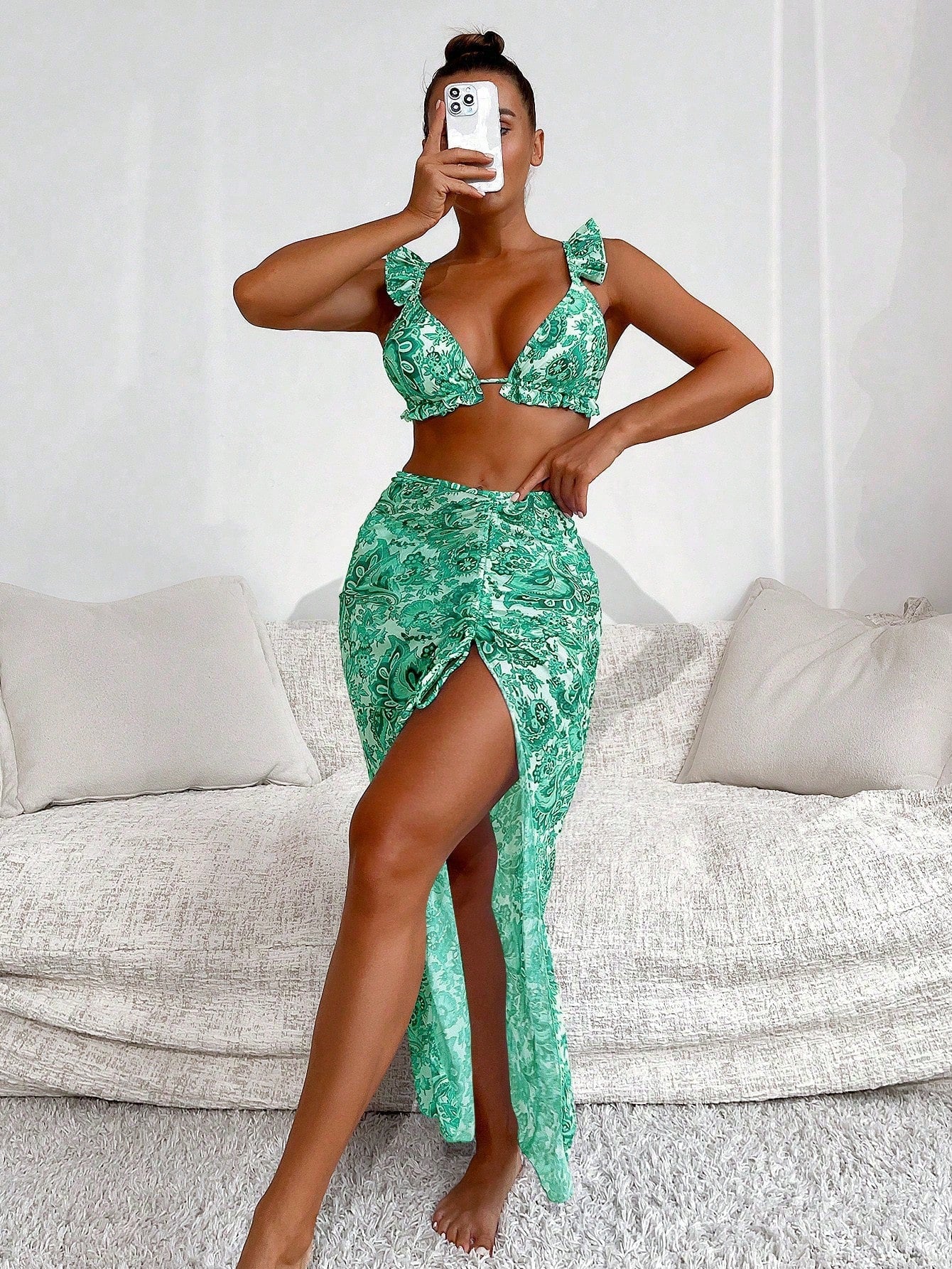 SHEIN Swim Conjunto de biquíni sólido acabamento de folho top & atrevido de baixo & saia de praia 3 peças roupa de banho