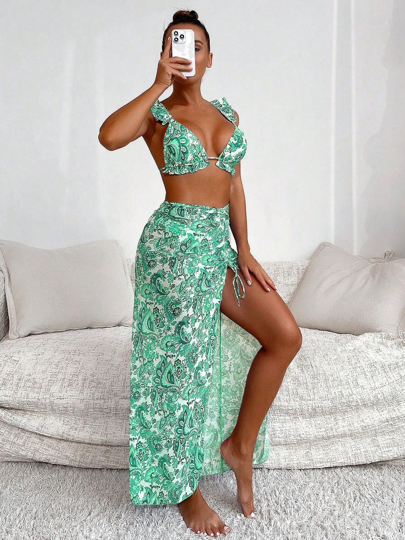 SHEIN Swim Conjunto de biquíni sólido acabamento de folho top & atrevido de baixo & saia de praia 3 peças roupa de banho