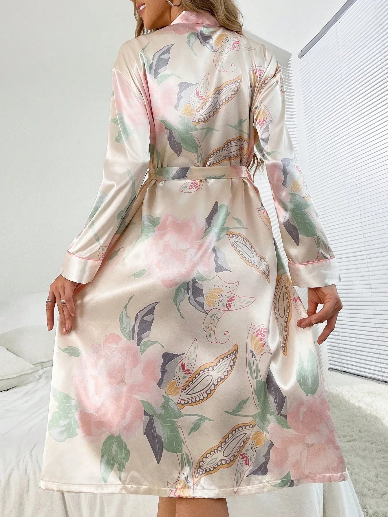 Roupão feminino casual e confortável em seda simulada, estampado com cinto