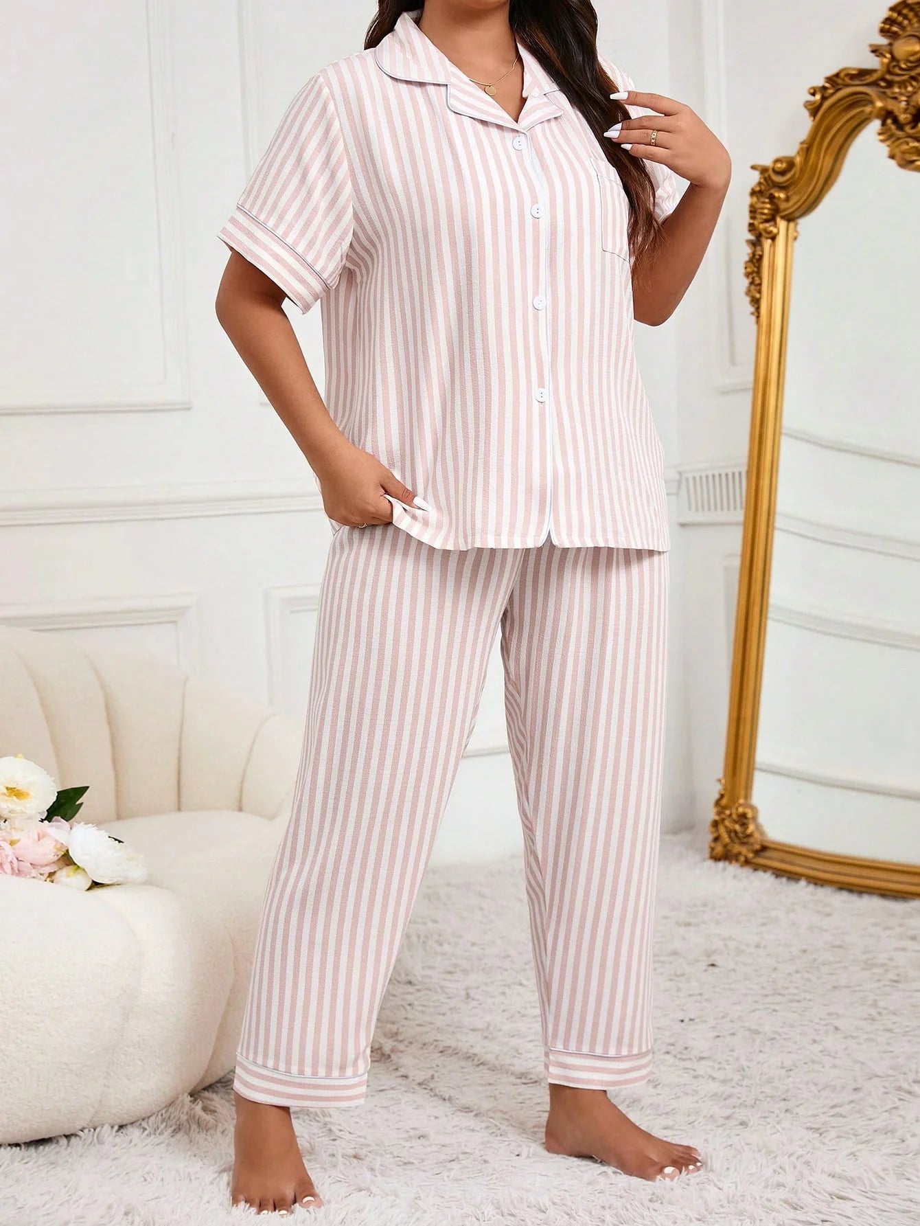 Conjunto de pijama solto com mangas curtas e calças compridas com estampa listrada rosa e branca