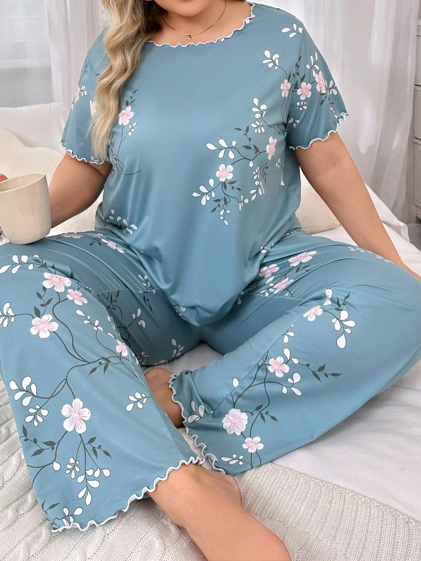 Conjunto de Pijama Plus Size com Estampa Floral, Laço Decorativo e Manga Curta e Calça Longa