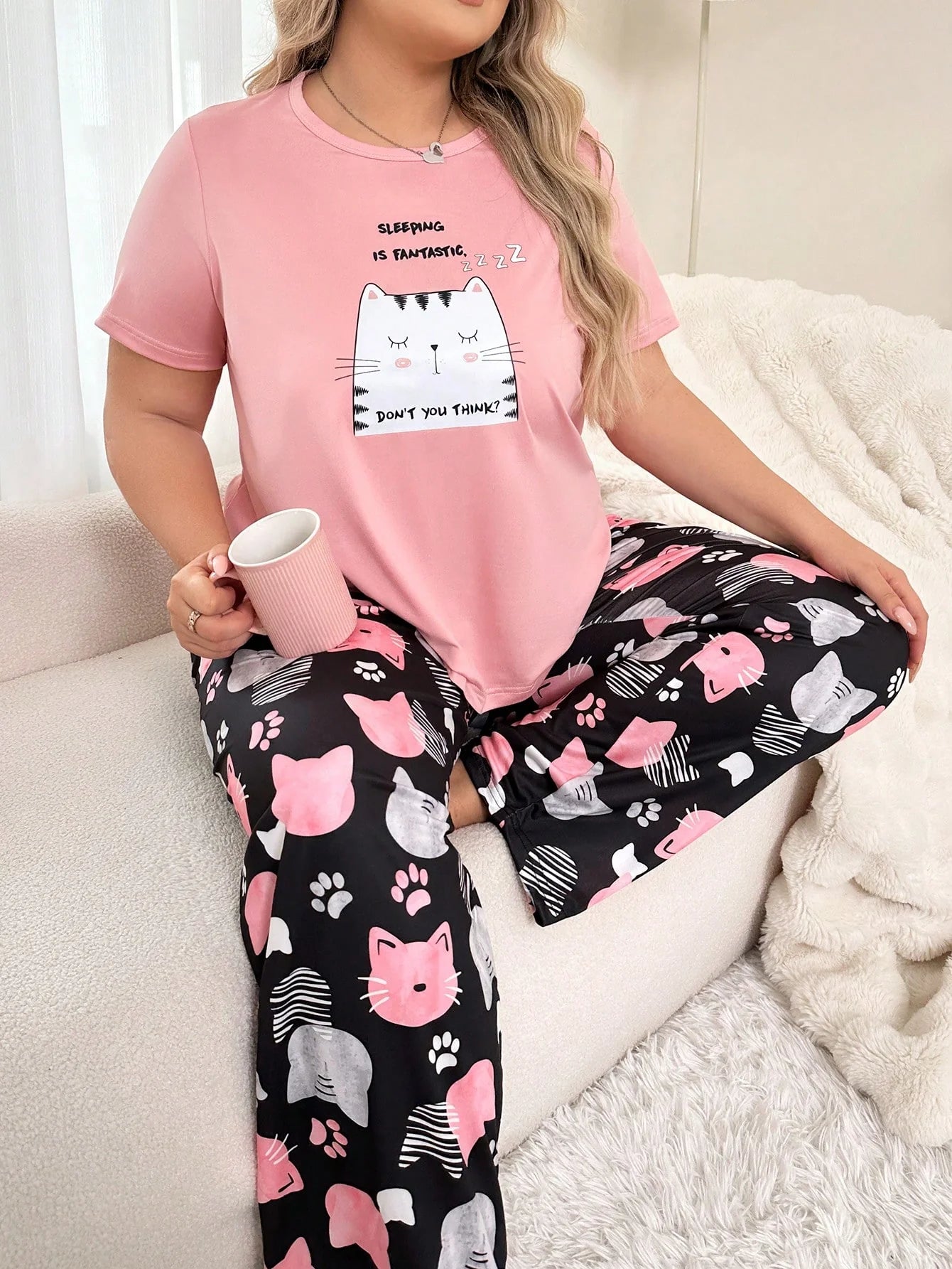 Conjunto de pijama de manga curta e calça comprida estampada de gato fofinho