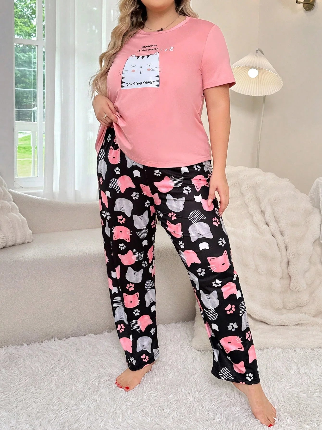 Conjunto de pijama de manga curta e calça comprida estampada de gato fofinho