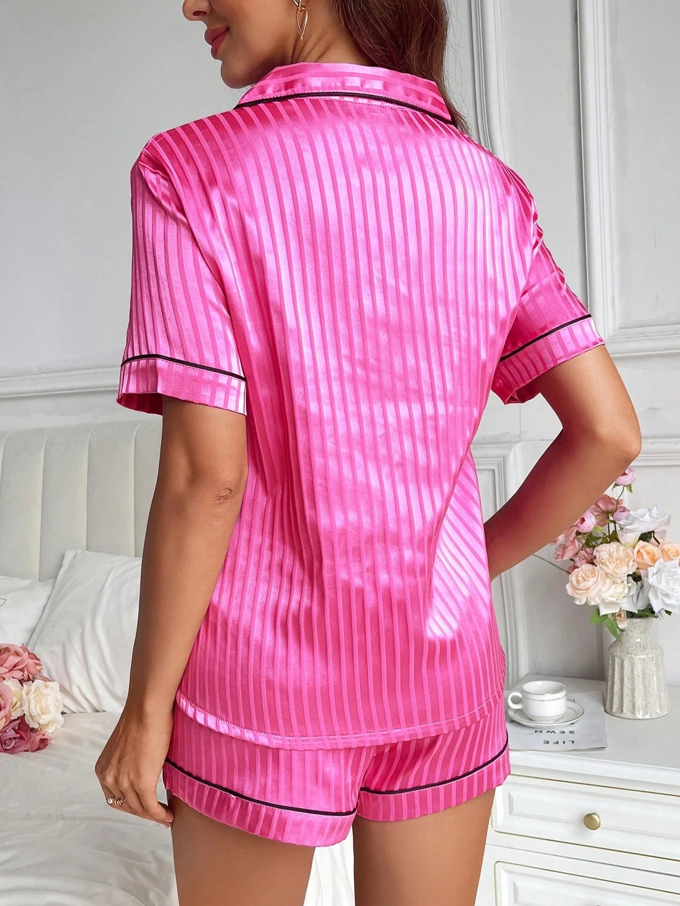 Conjunto de Pijama Blusa de Cetim com Pesponto em Contraste e Shorts Jacquard Listrados