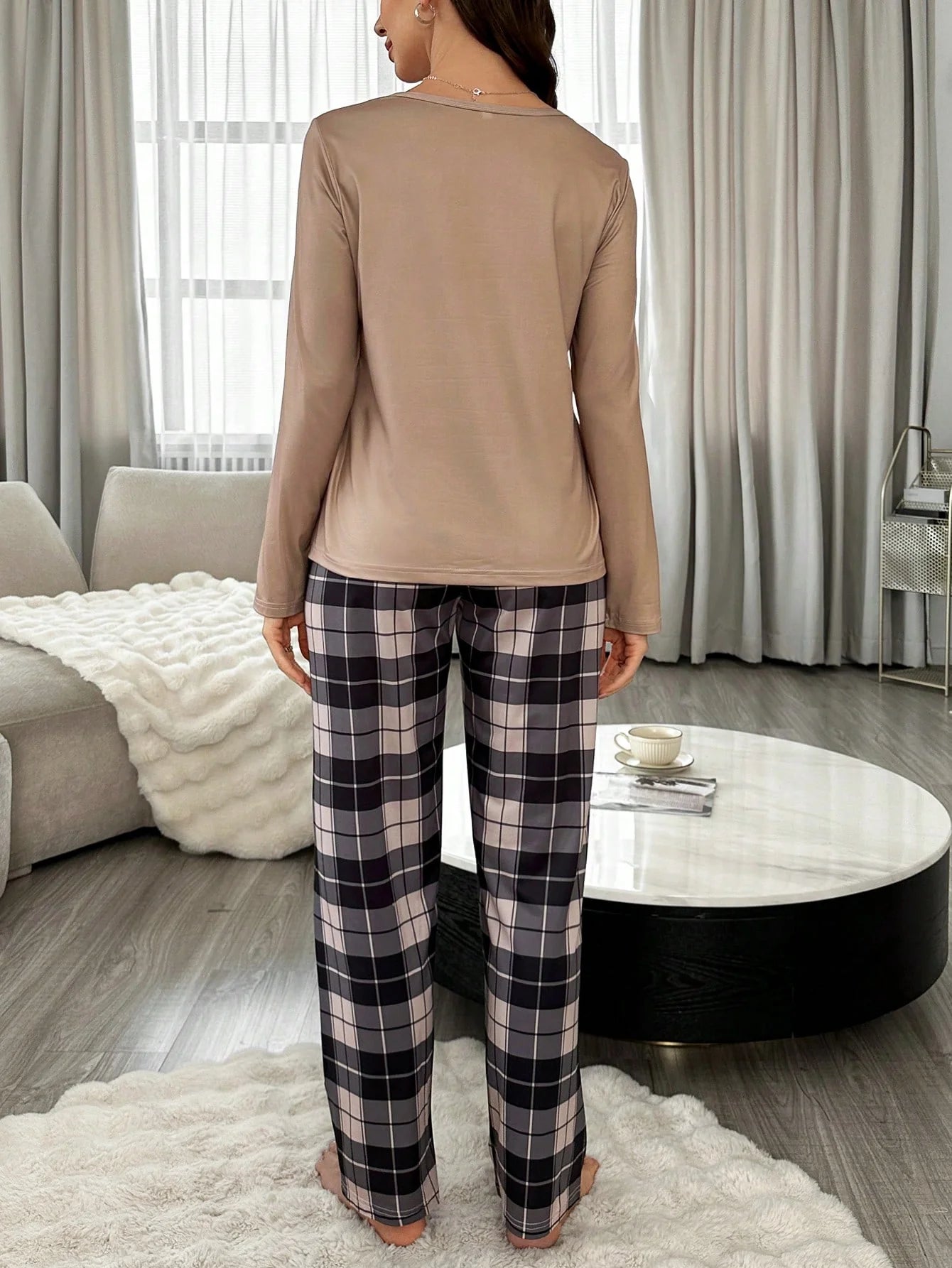 Conjunto Casual de Pijama com Top de Manga Longa com Estampa de Expressão Animal e Calça Xadrez para Mulheres