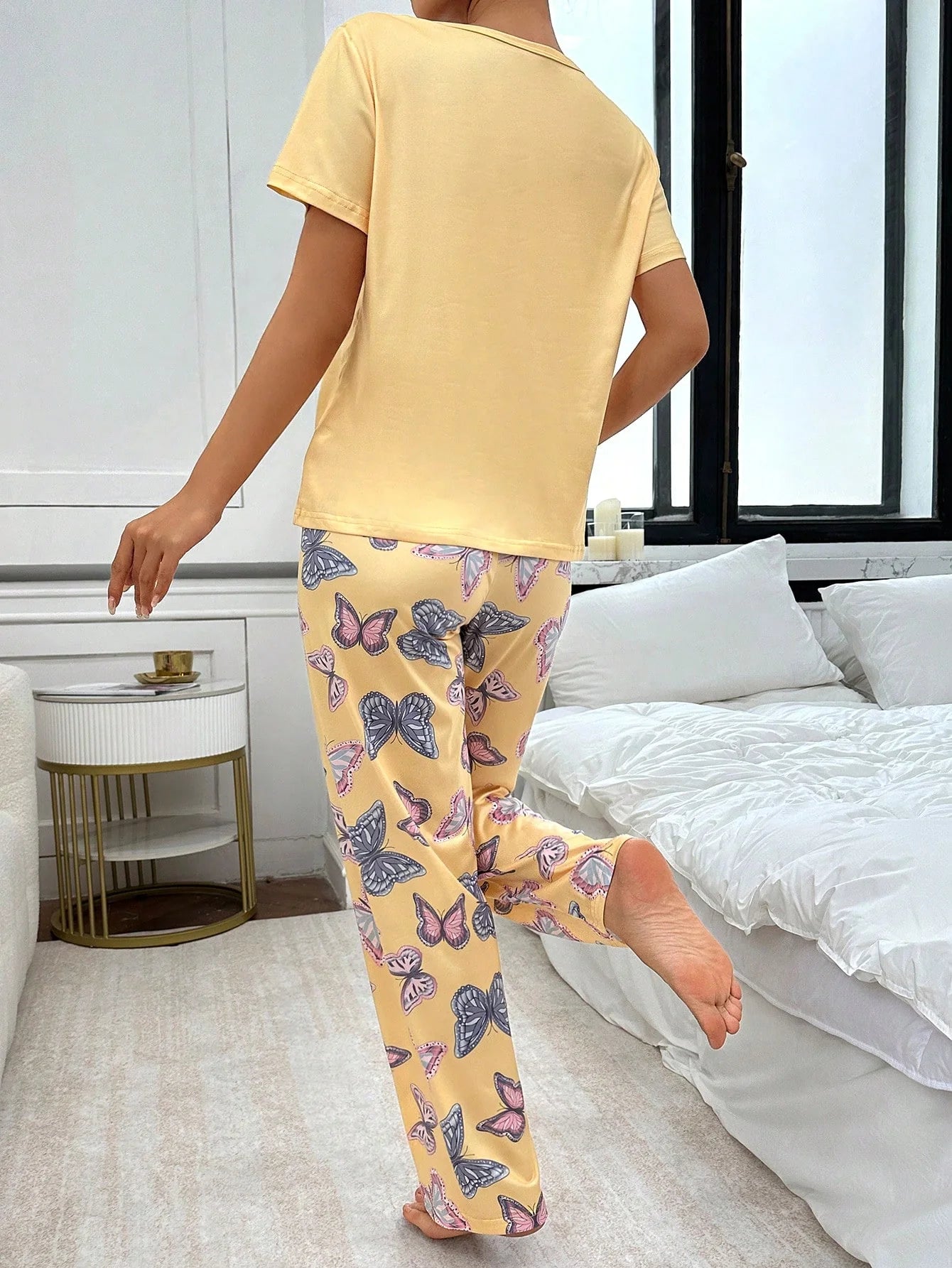 Conjunto de Pijama com Estampa de Borboleta de Manga Curta e Calça Longa Fashionable para Mulheres