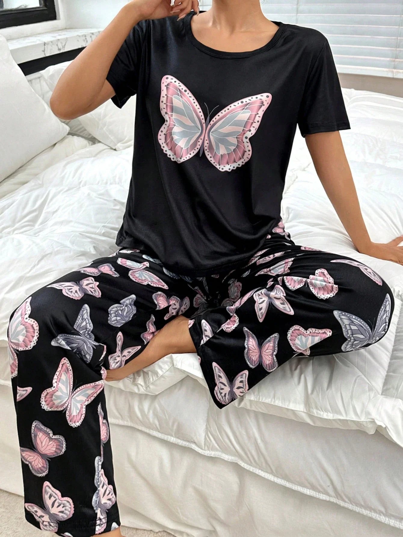 Conjunto de Pijama com Estampa de Borboleta de Manga Curta e Calça Longa Fashionable para Mulheres
