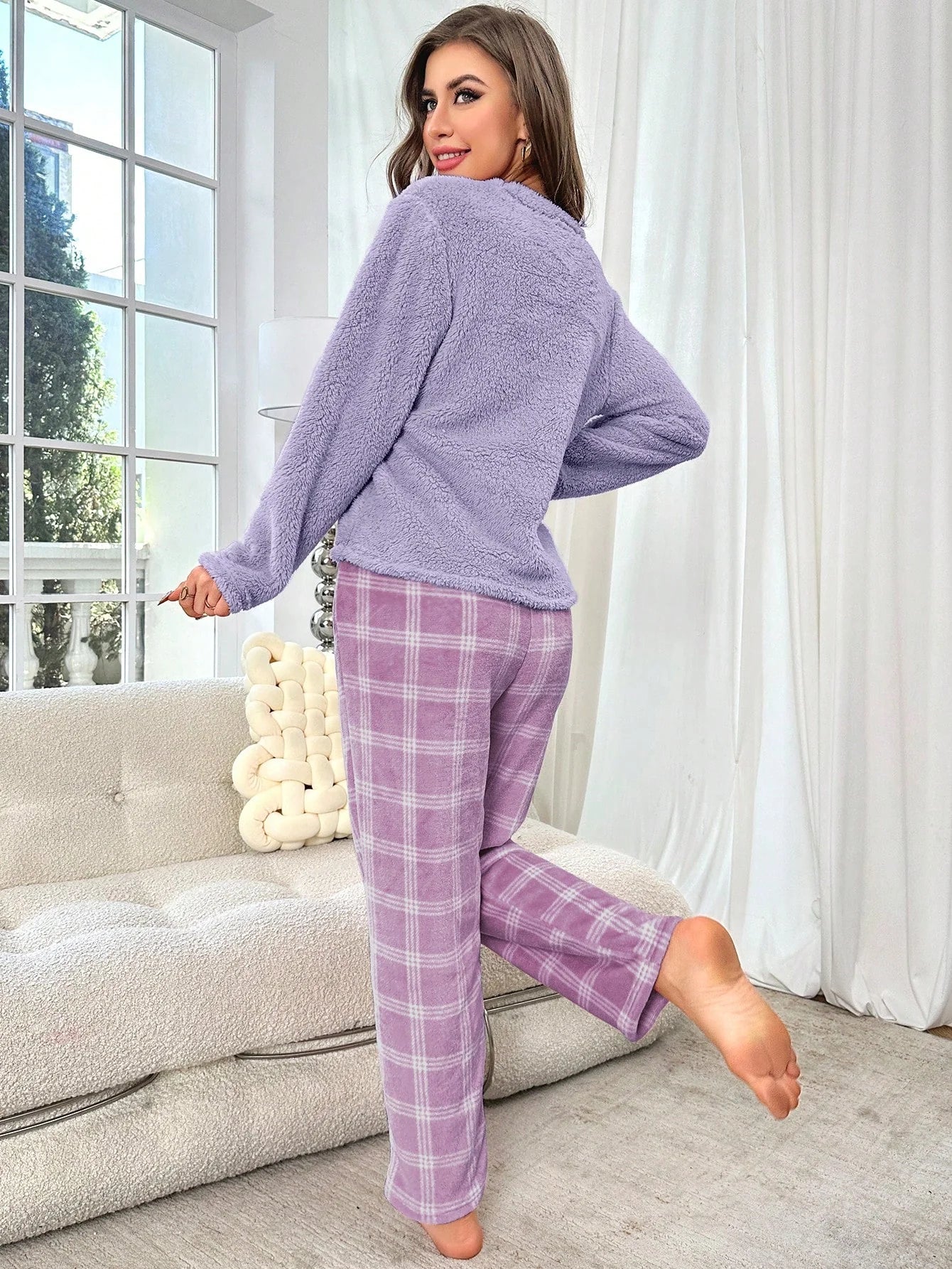 Conjunto de Pijama com Top de Manga Longa Sólida Aveludada e Calça Xadrez
