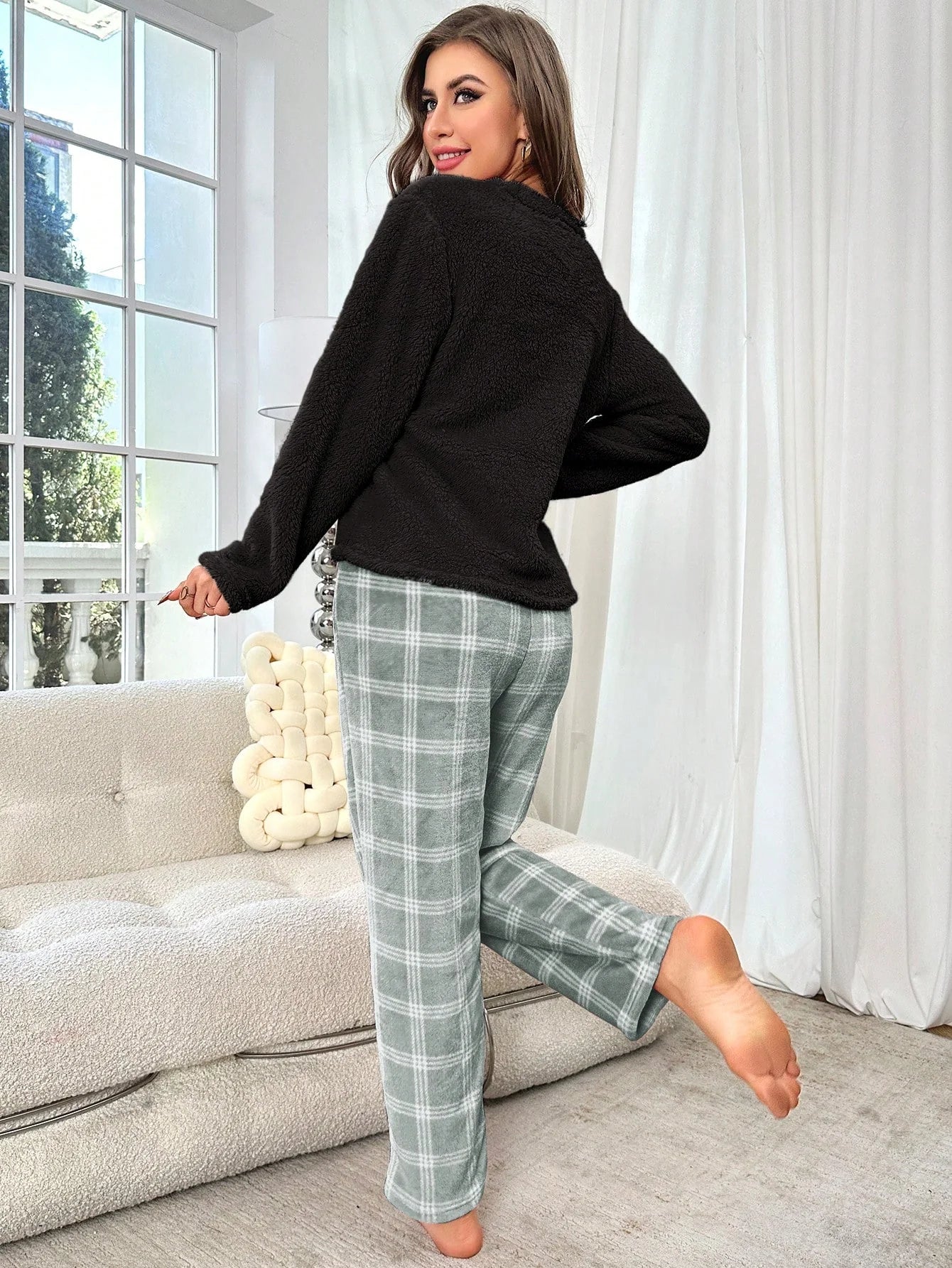 Conjunto de Pijama com Top de Manga Longa Sólida Aveludada e Calça Xadrez