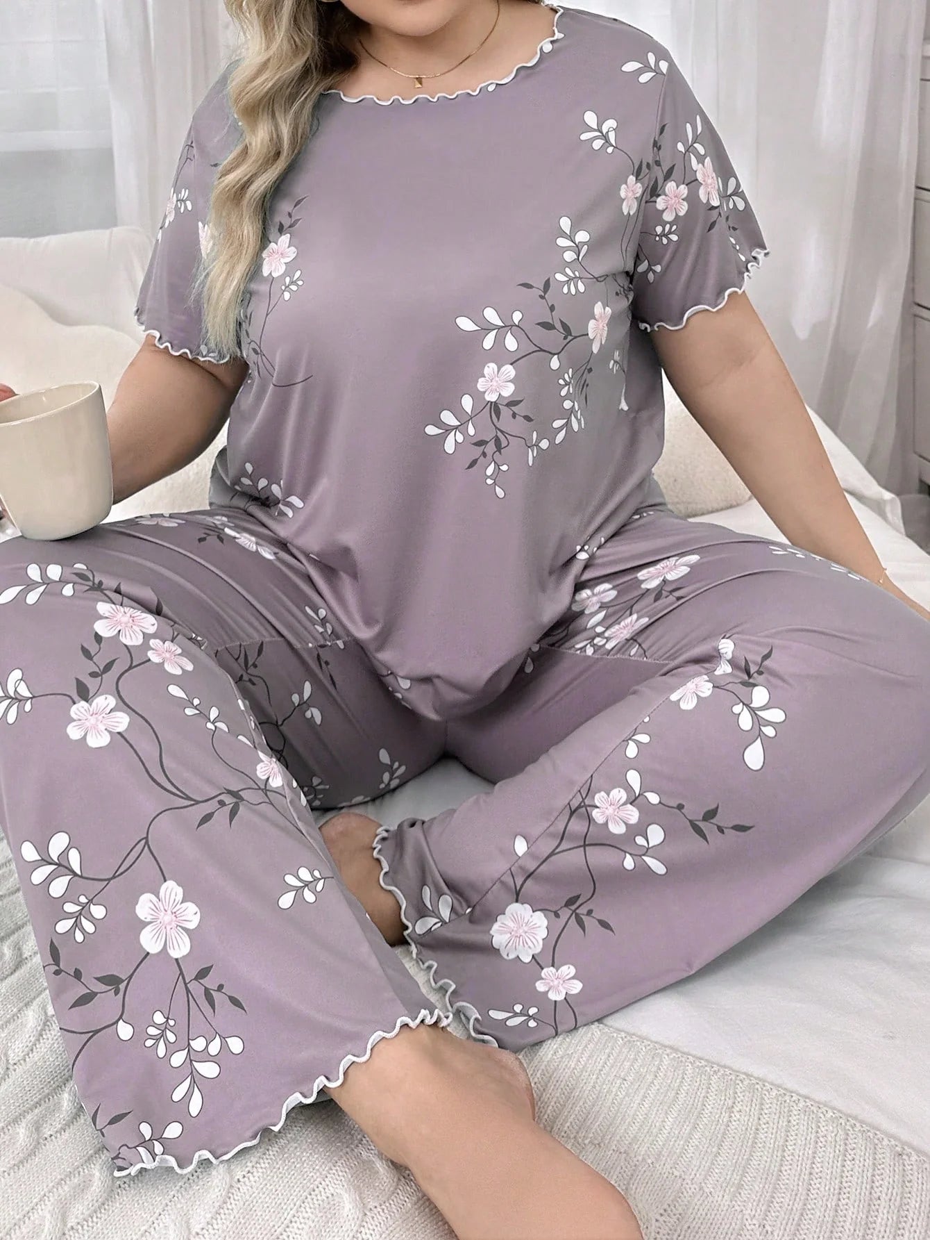 Conjunto de Pijama Plus Size com Estampa Floral, Laço Decorativo e Manga Curta e Calça Longa