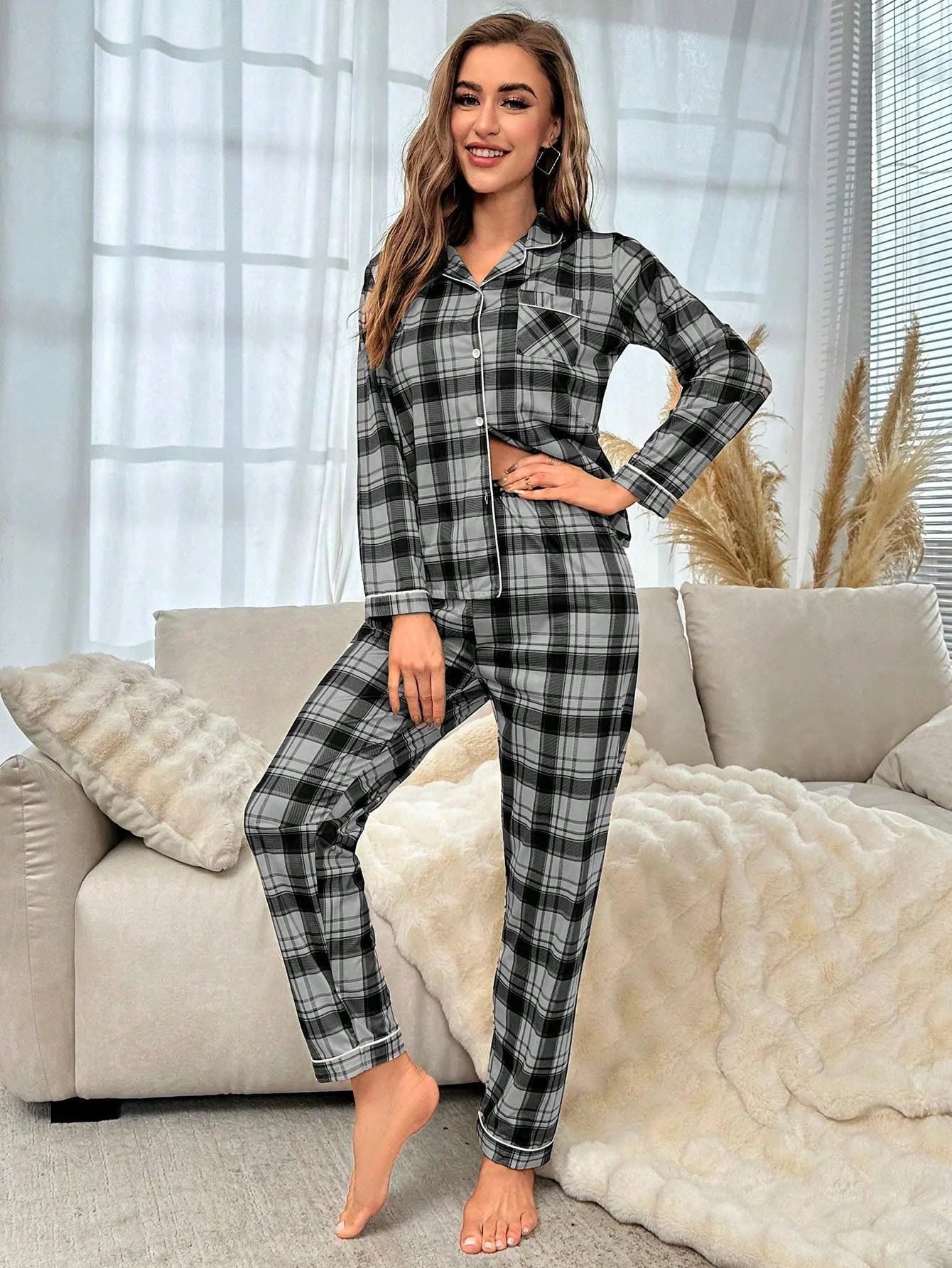 Conjunto de Pijama com Estampa Xadrez e Vivo em Contraste