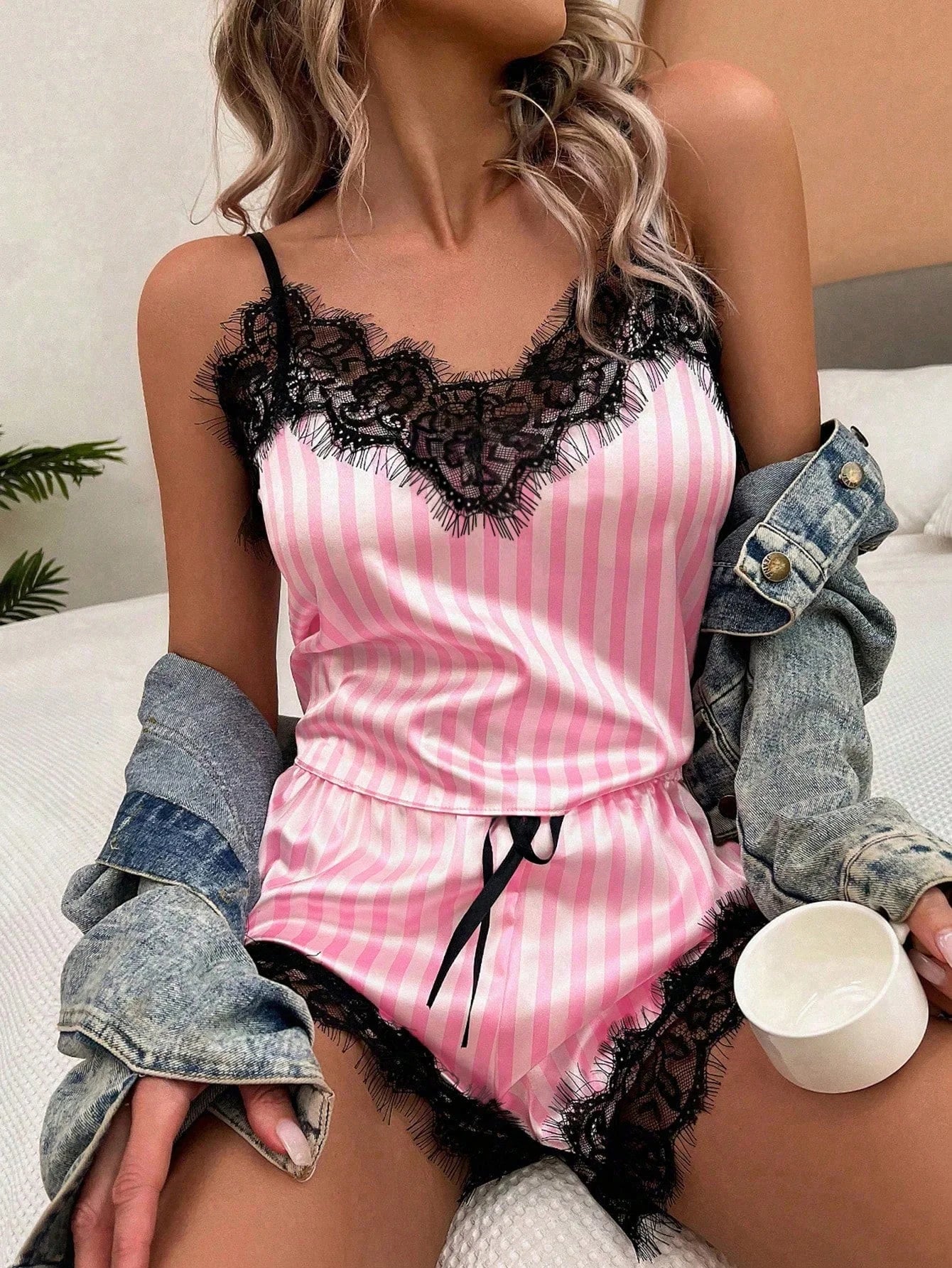 Conjunto de Pijama / Pijama em Cetim com Estampa Listrada de Renda Contrastante