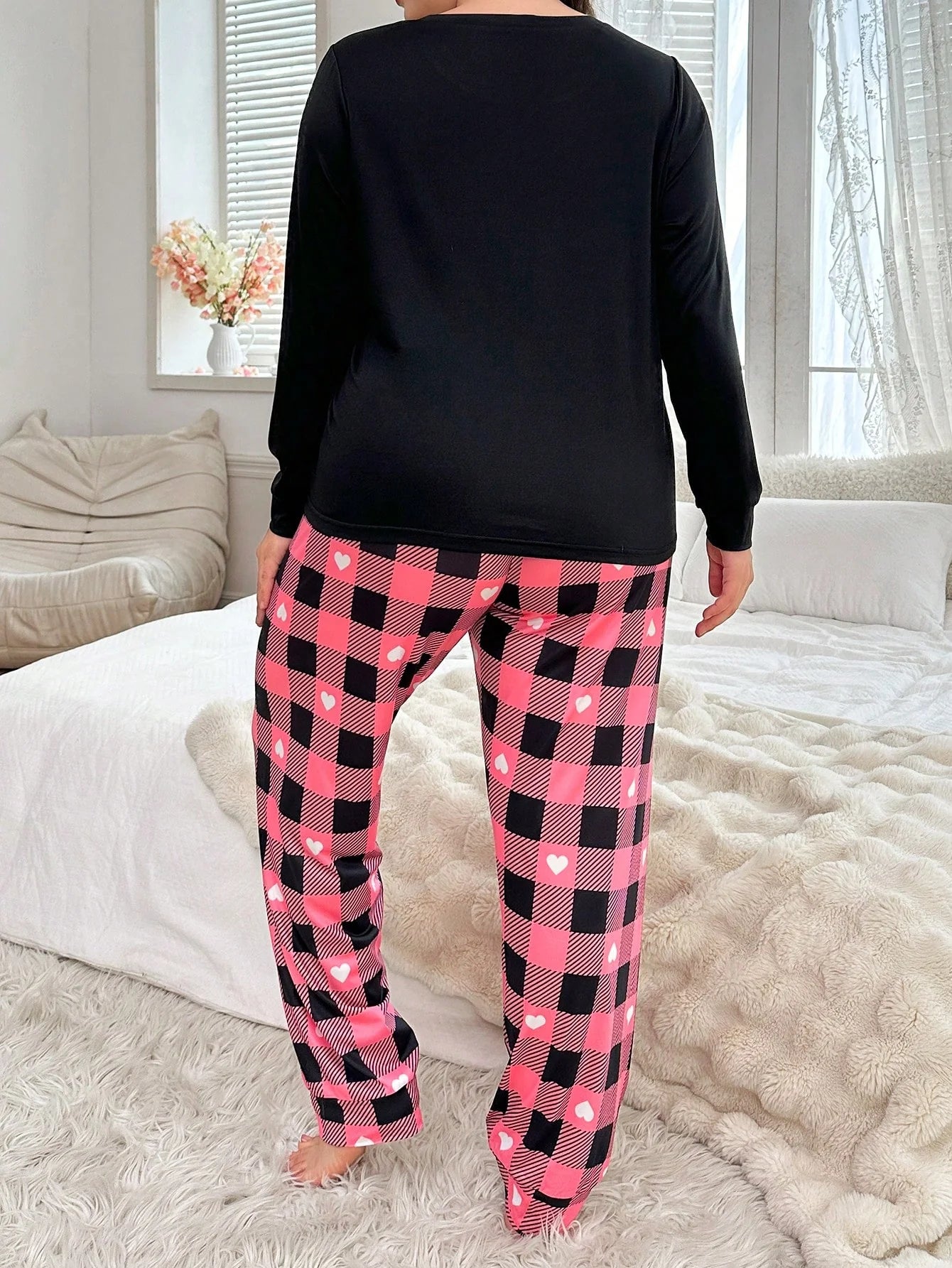 Conjunto de Pijama com Camiseta Estampada com Gráfico de Letra Plus e Calça Estampada com Coração e Xadrez