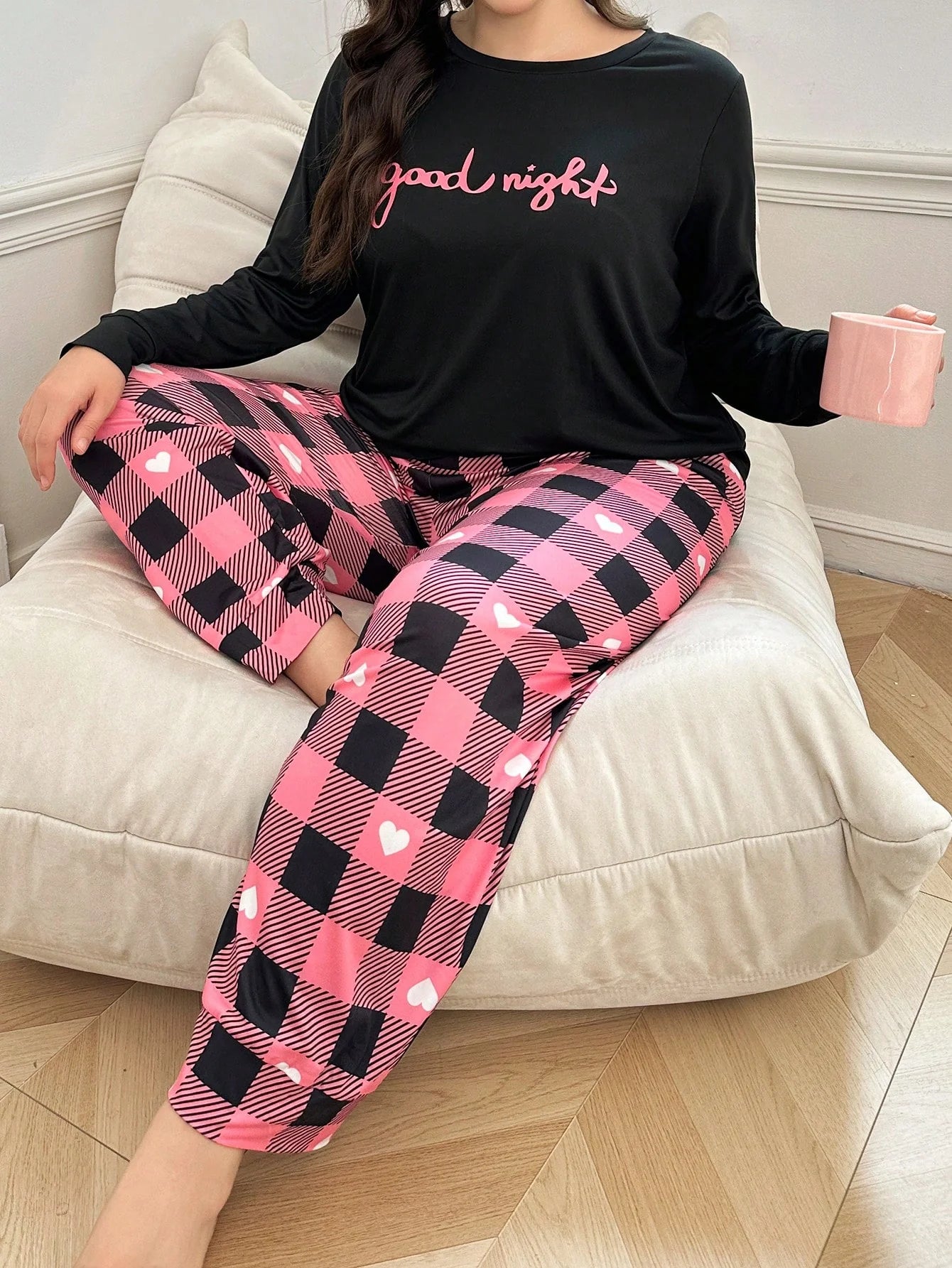 Conjunto de Pijama com Camiseta Estampada com Gráfico de Letra Plus e Calça Estampada com Coração e Xadrez