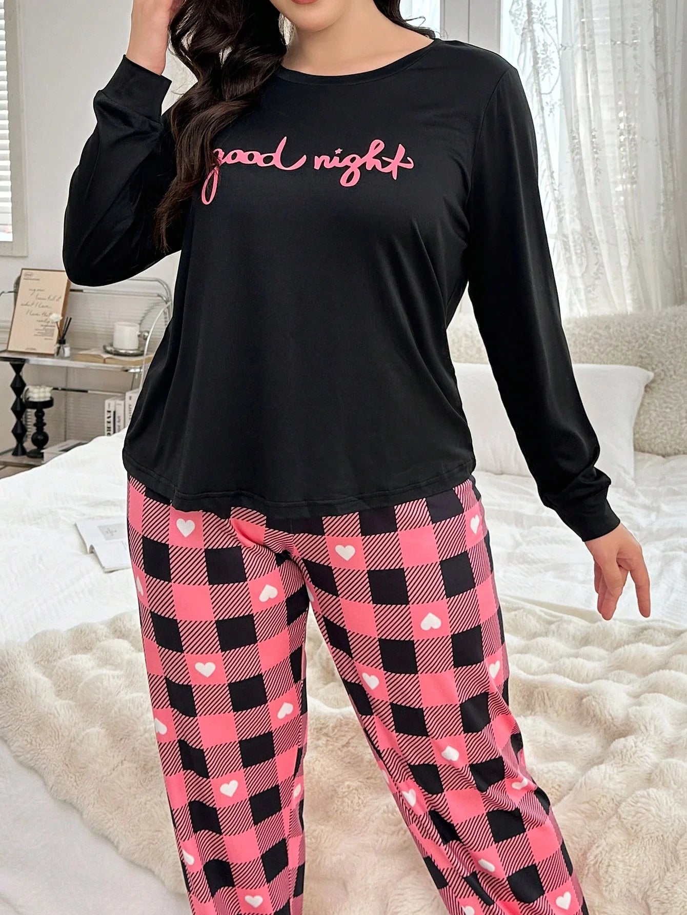 Conjunto de Pijama com Camiseta Estampada com Gráfico de Letra Plus e Calça Estampada com Coração e Xadrez