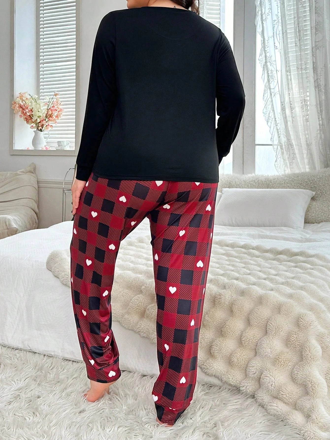 Conjunto de Pijama com Camiseta Estampada com Gráfico de Letra Plus e Calça Estampada com Coração e Xadrez