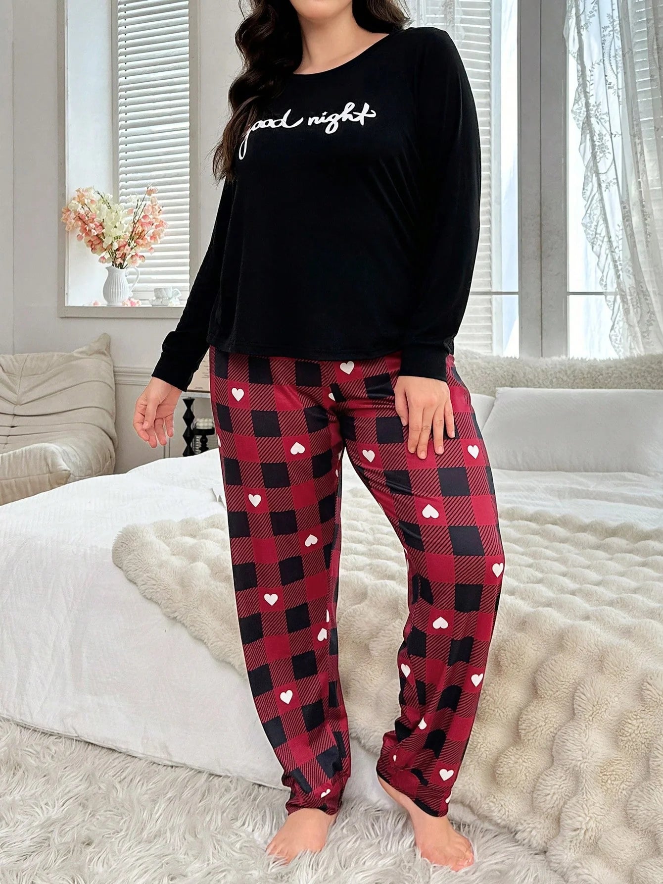 Conjunto de Pijama com Camiseta Estampada com Gráfico de Letra Plus e Calça Estampada com Coração e Xadrez