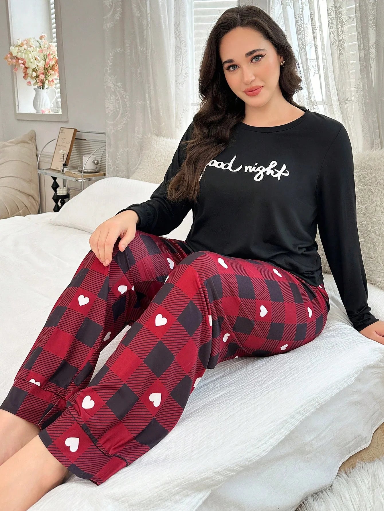Conjunto de Pijama com Camiseta Estampada com Gráfico de Letra Plus e Calça Estampada com Coração e Xadrez