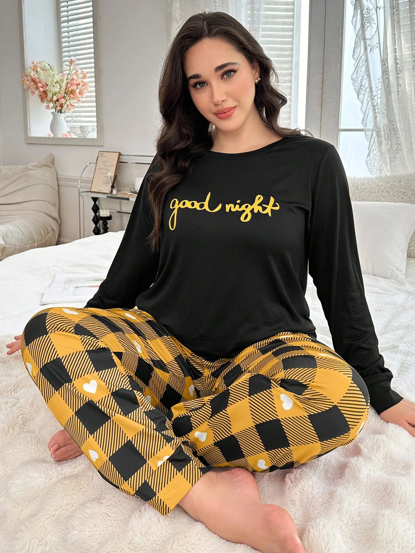 Conjunto de Pijama com Camiseta Estampada com Gráfico de Letra Plus e Calça Estampada com Coração e Xadrez