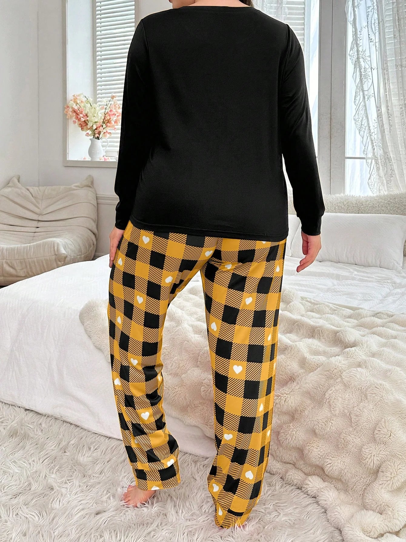 Conjunto de Pijama com Camiseta Estampada com Gráfico de Letra Plus e Calça Estampada com Coração e Xadrez