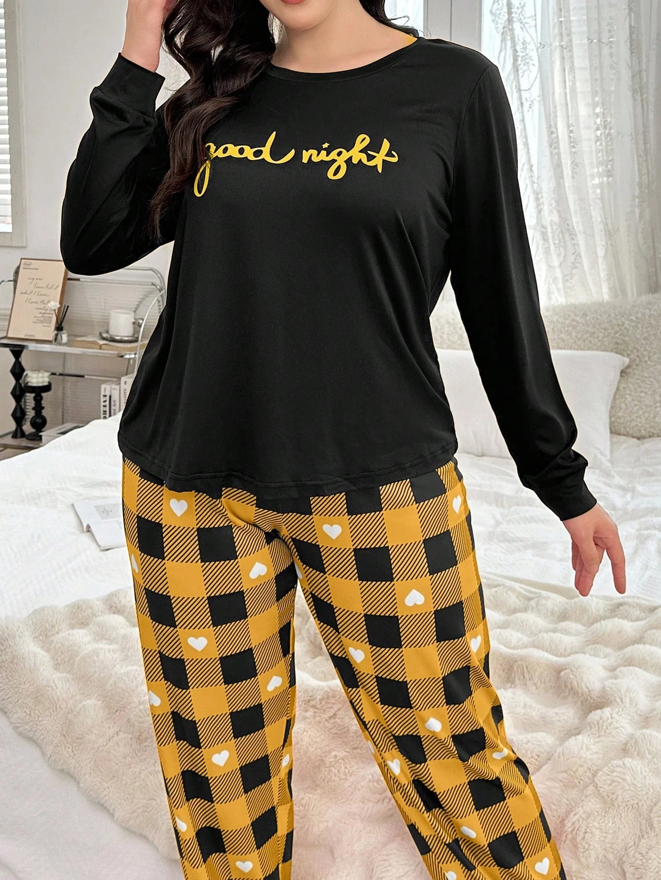 Conjunto de Pijama com Camiseta Estampada com Gráfico de Letra Plus e Calça Estampada com Coração e Xadrez
