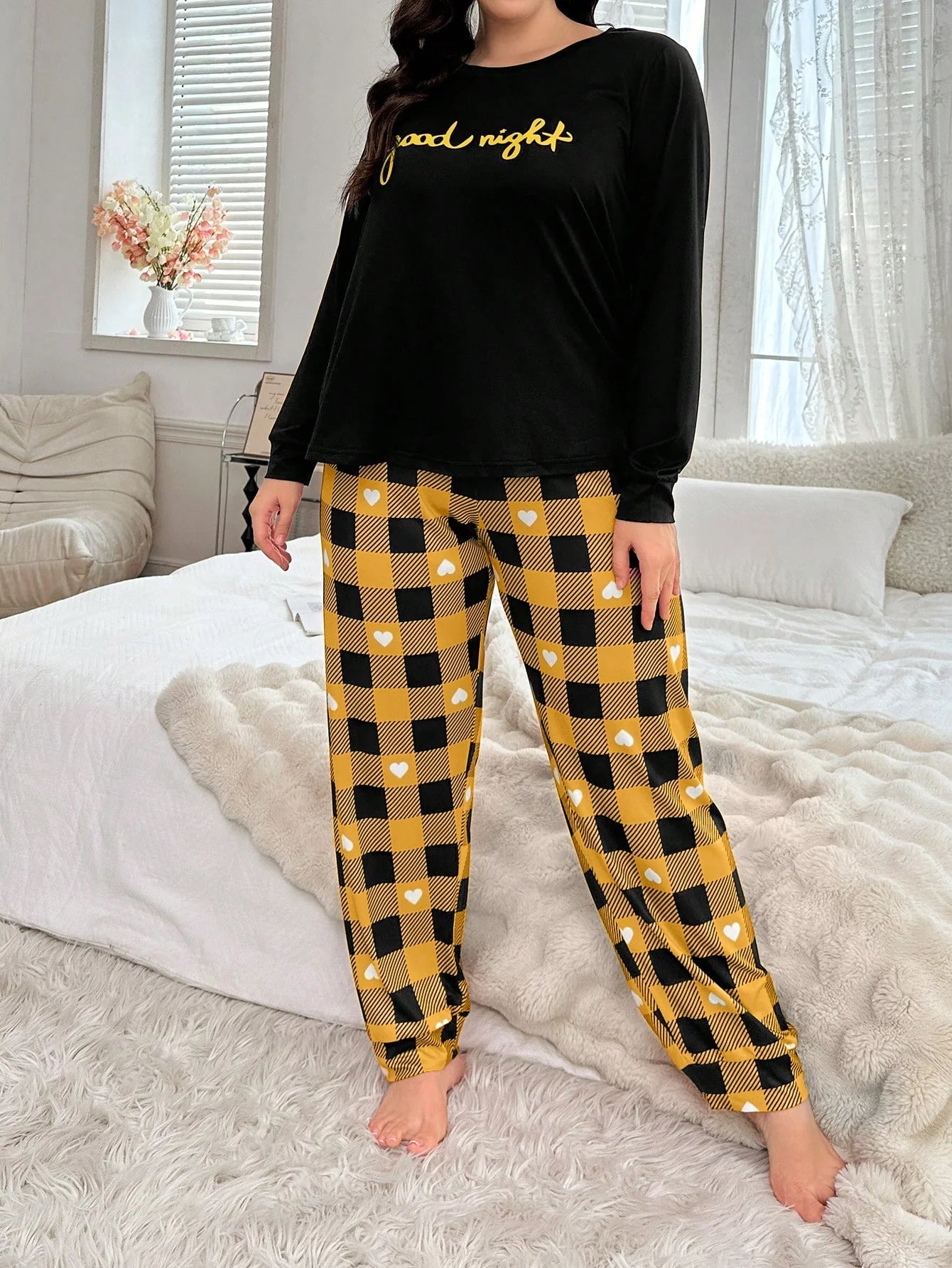 Conjunto de Pijama com Camiseta Estampada com Gráfico de Letra Plus e Calça Estampada com Coração e Xadrez