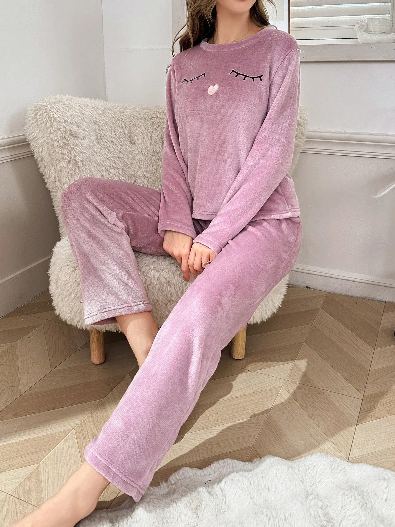 Conjunto de Pijama Flanelado com Bordado de Cílios e Corações