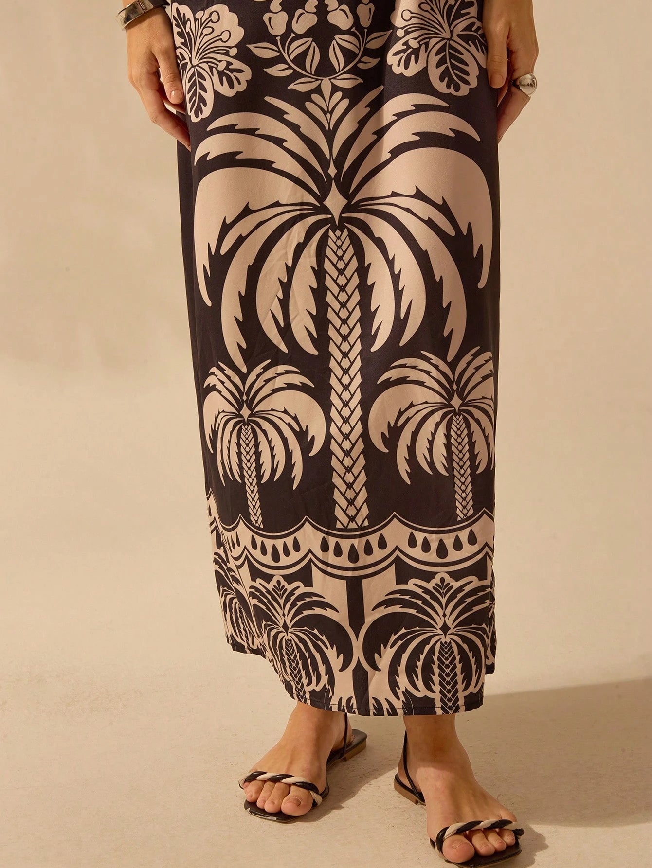 CAJUNI Vestido casual de verão com decote com laço, fenda e estampa boêmia tropical de pássaros, palmeiras e flores, para férias