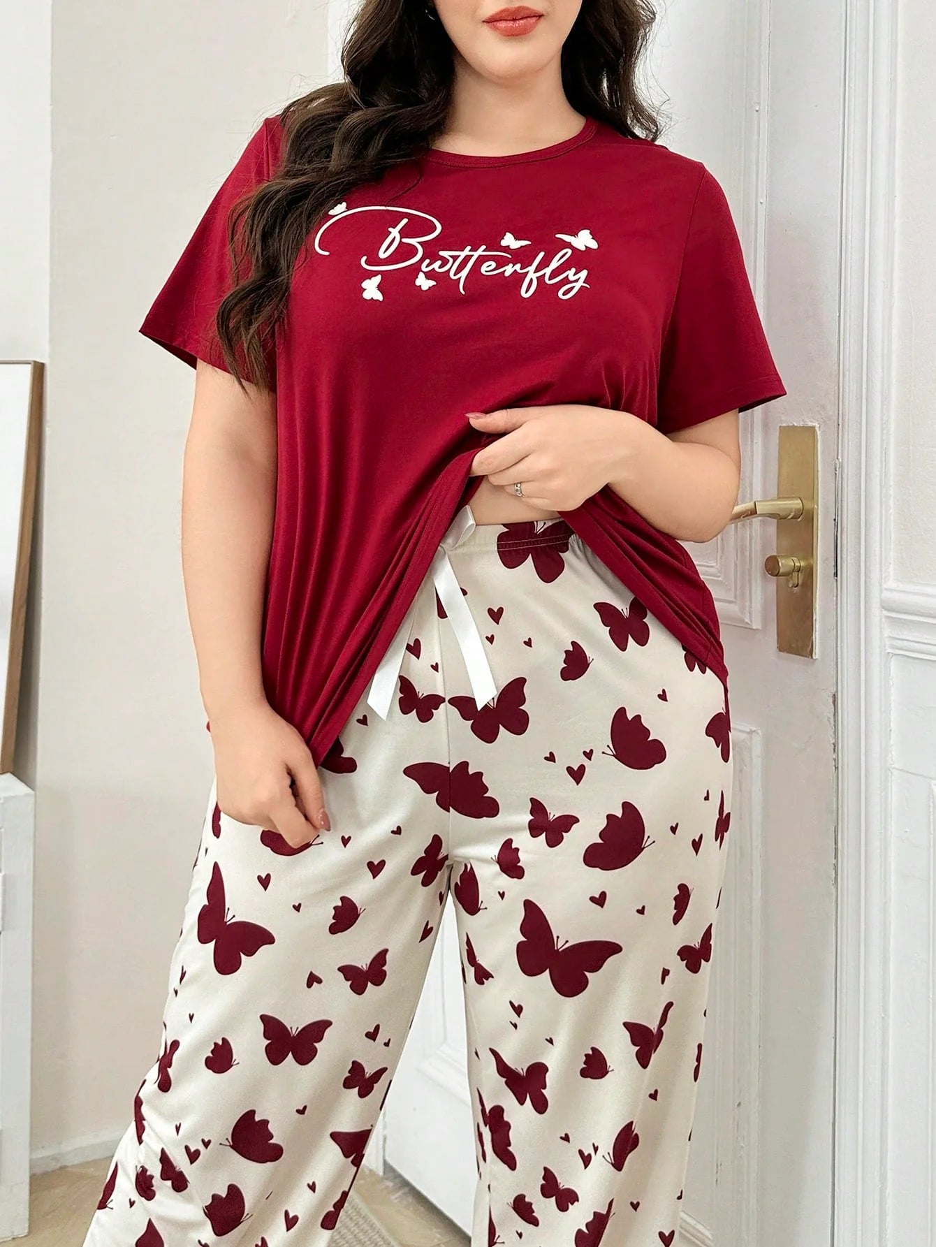 Conjunto de Pijama Plus Size com Estampa de Borboleta e Letra de Manga Curta para Mulheres