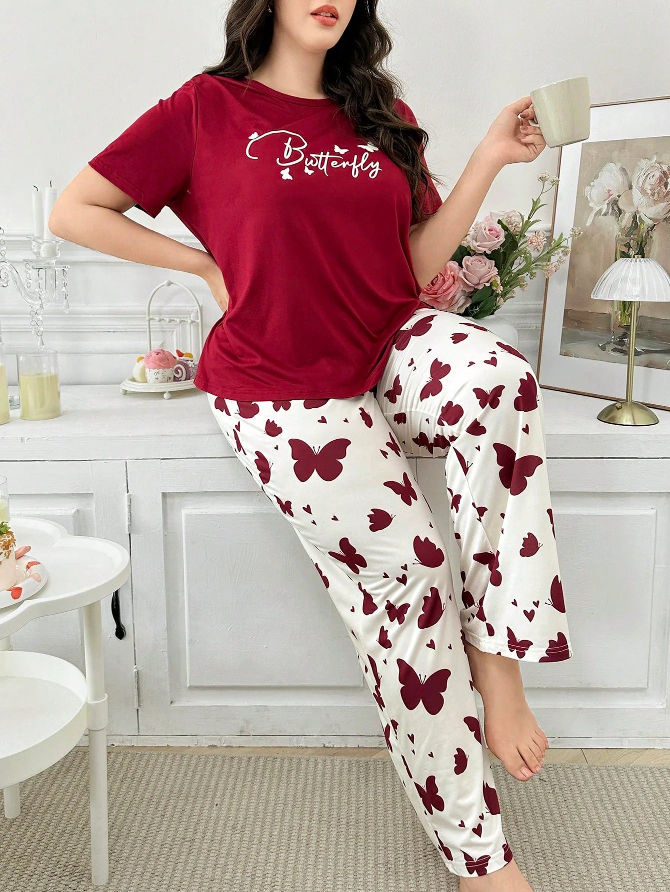 Conjunto de Pijama Plus Size com Estampa de Borboleta e Letra de Manga Curta para Mulheres