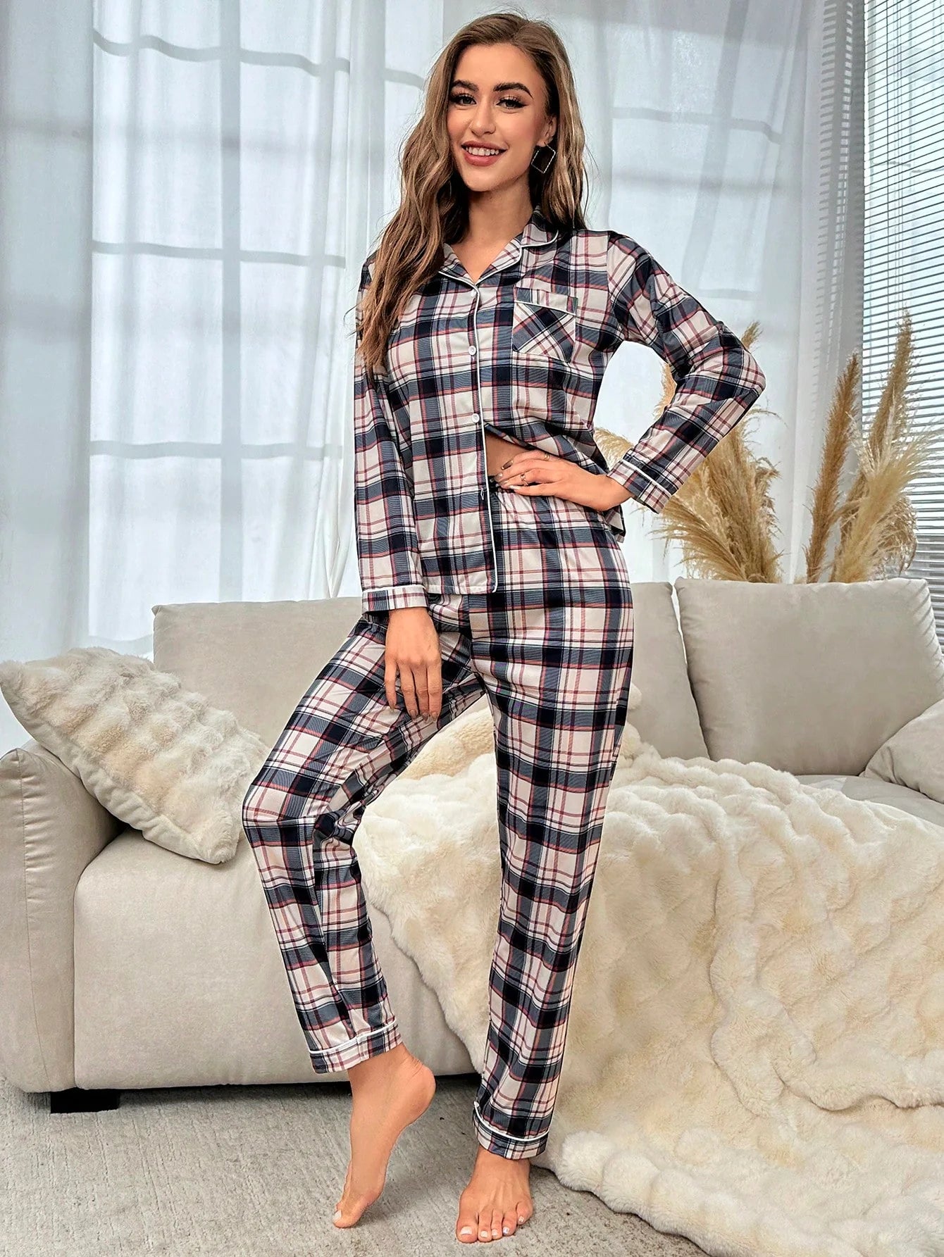 Conjunto de Pijama com Estampa Xadrez e Vivo em Contraste